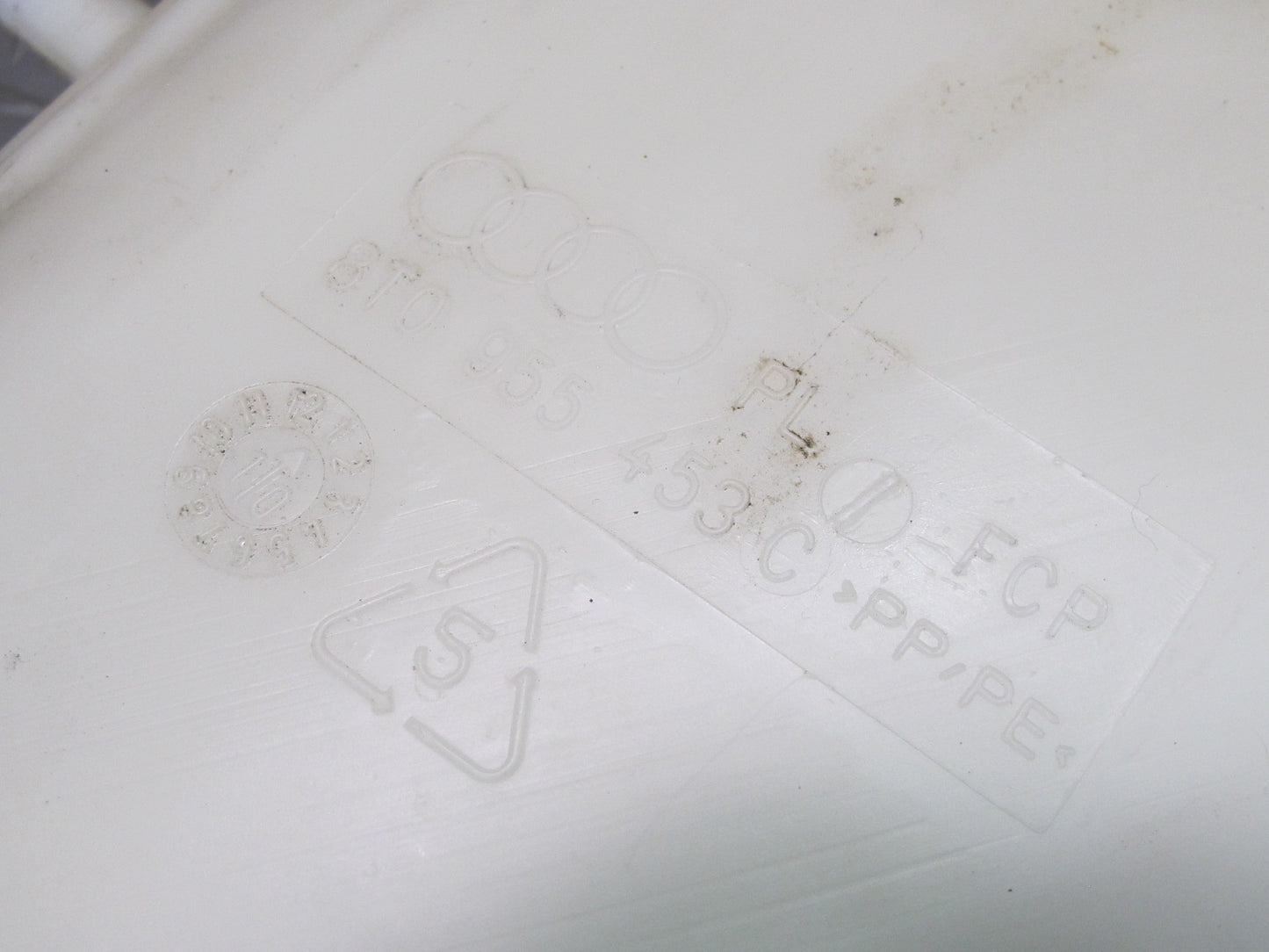 08-17 Audi 8T A5 S5 Window Washer Fluid Reservoir w Pump 8T0955453C OEM