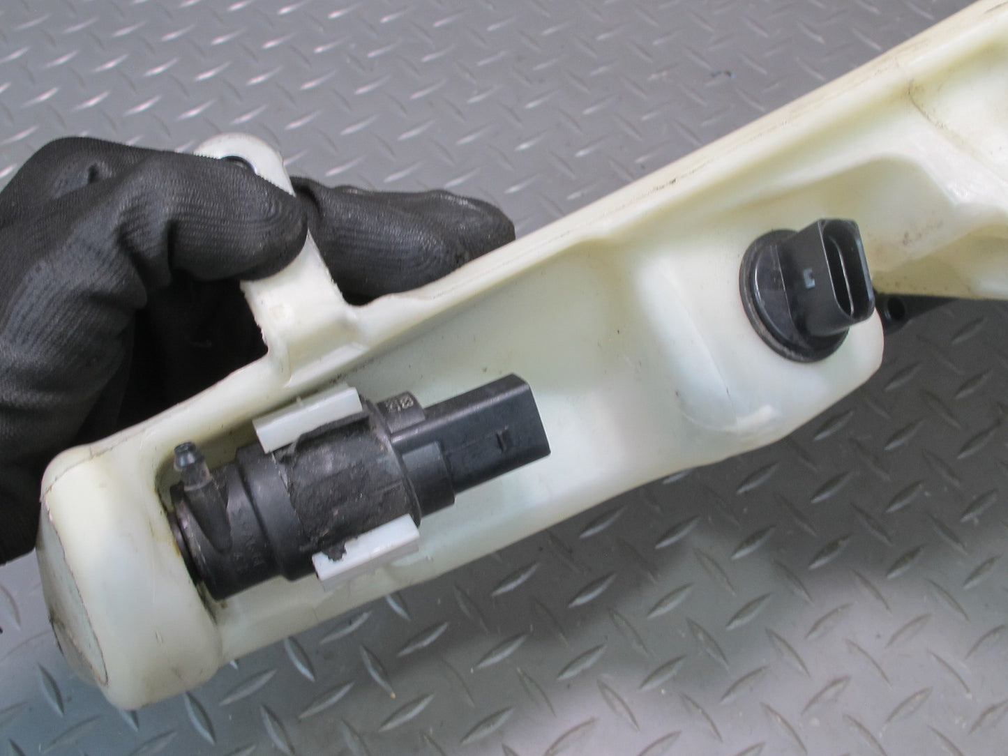 08-17 Audi 8T A5 S5 Window Washer Fluid Reservoir w Pump 8T0955453C OEM