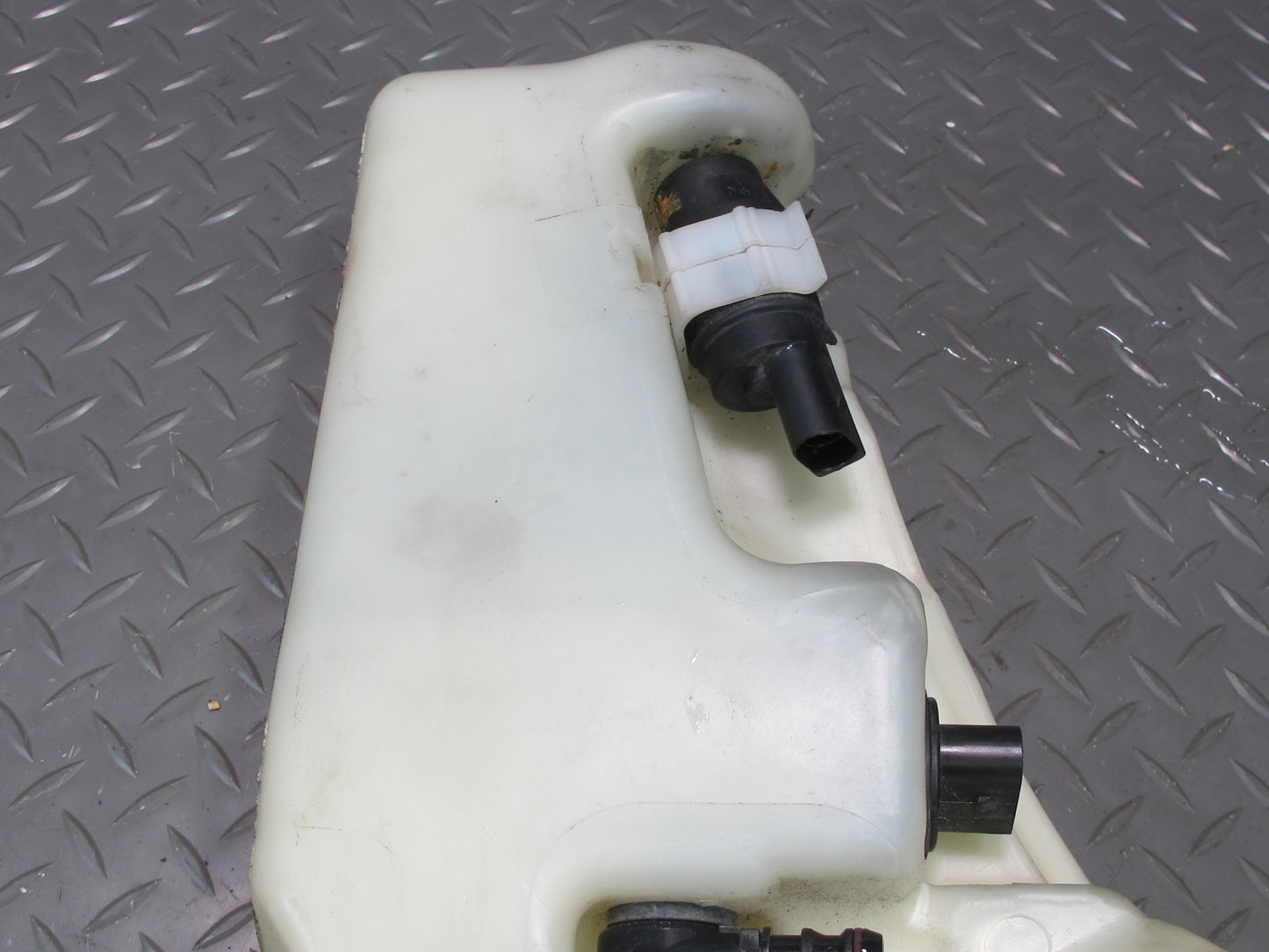 08-17 Audi 8T A5 S5 Window Washer Fluid Reservoir w Pump 8T0955453C OEM