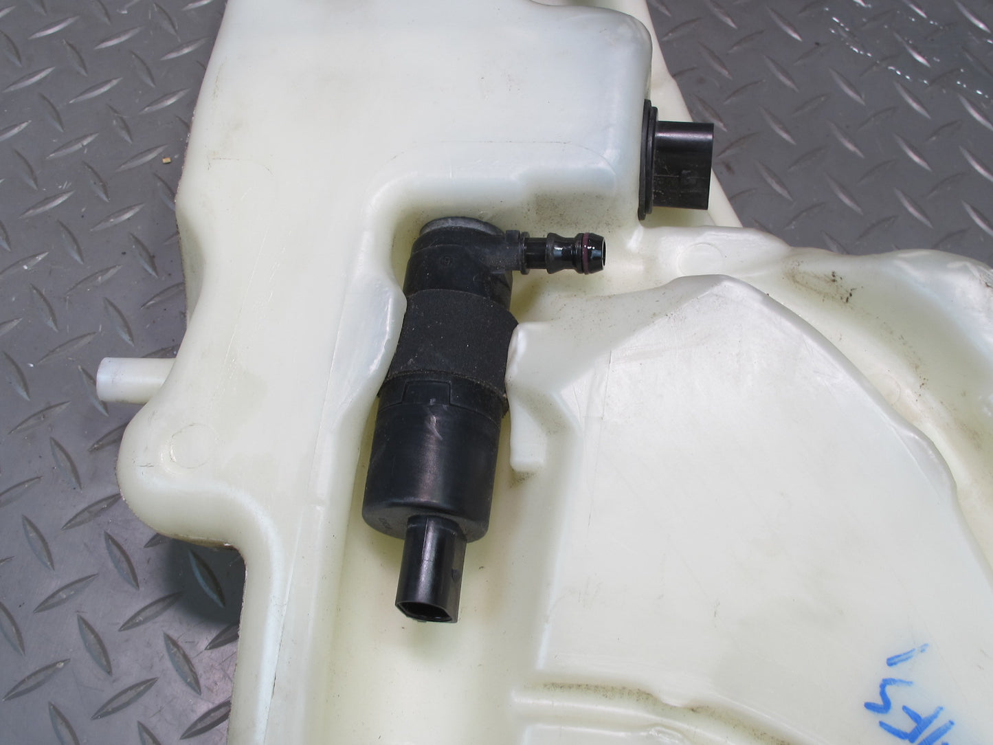 08-17 Audi 8T A5 S5 Window Washer Fluid Reservoir w Pump 8T0955453C OEM