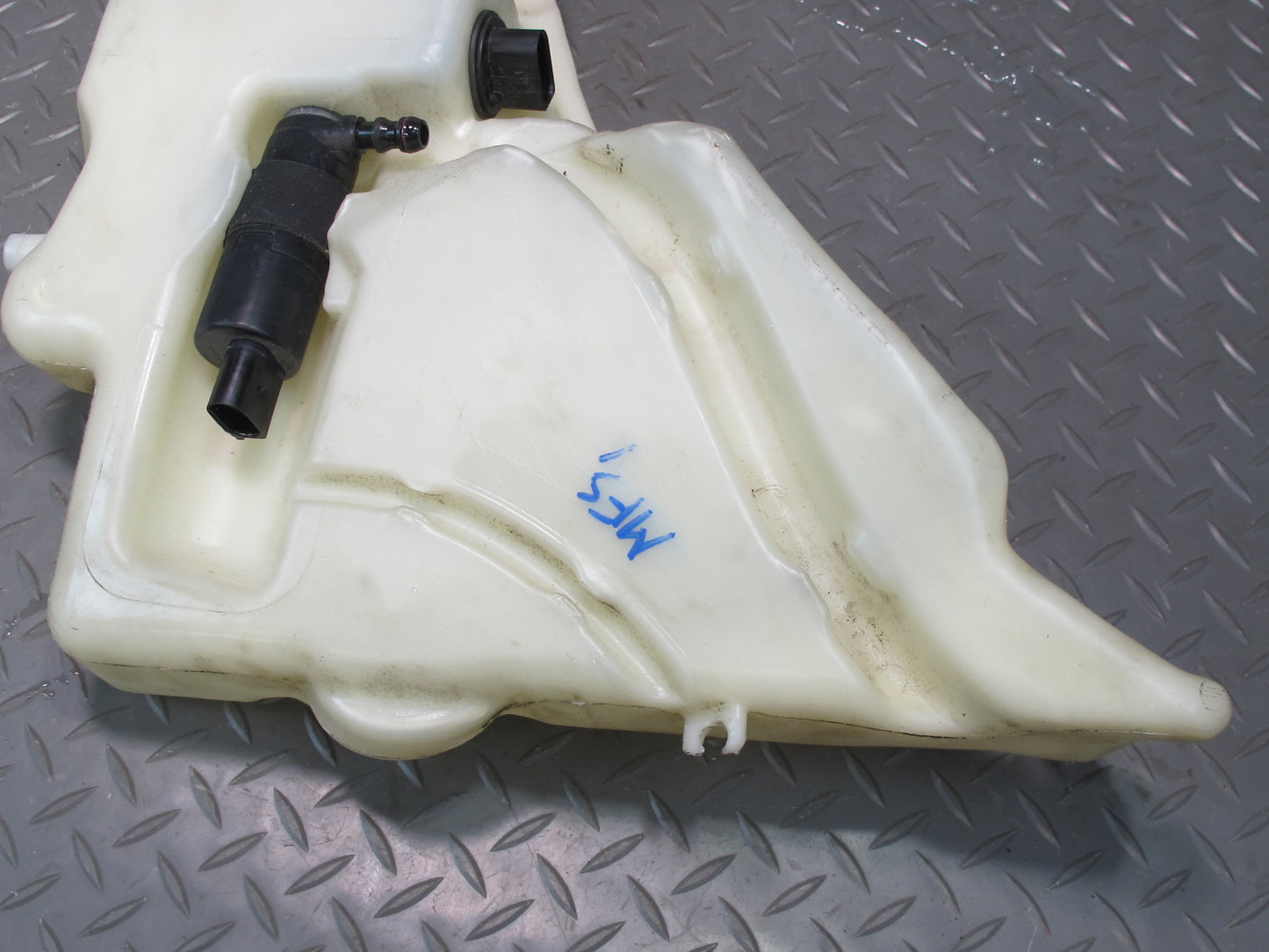 08-17 Audi 8T A5 S5 Window Washer Fluid Reservoir w Pump 8T0955453C OEM