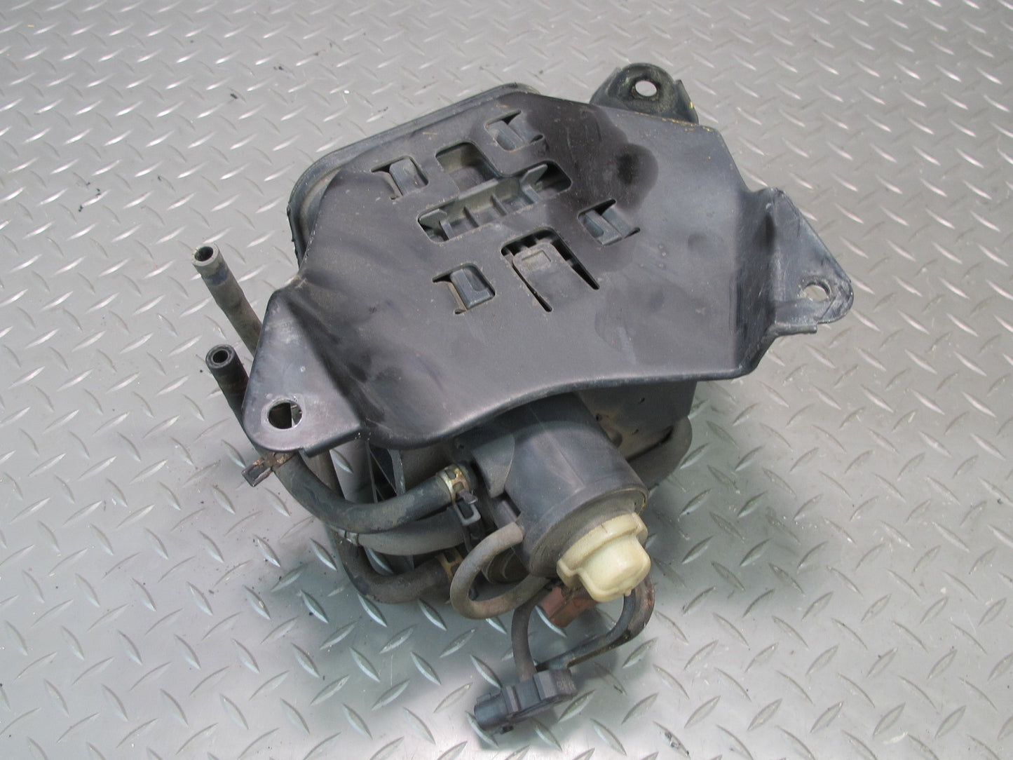 97-00 Lexus JZZ31L SC400 SC300 Fuel Vapor Charcoal Canister w Sensor OEM