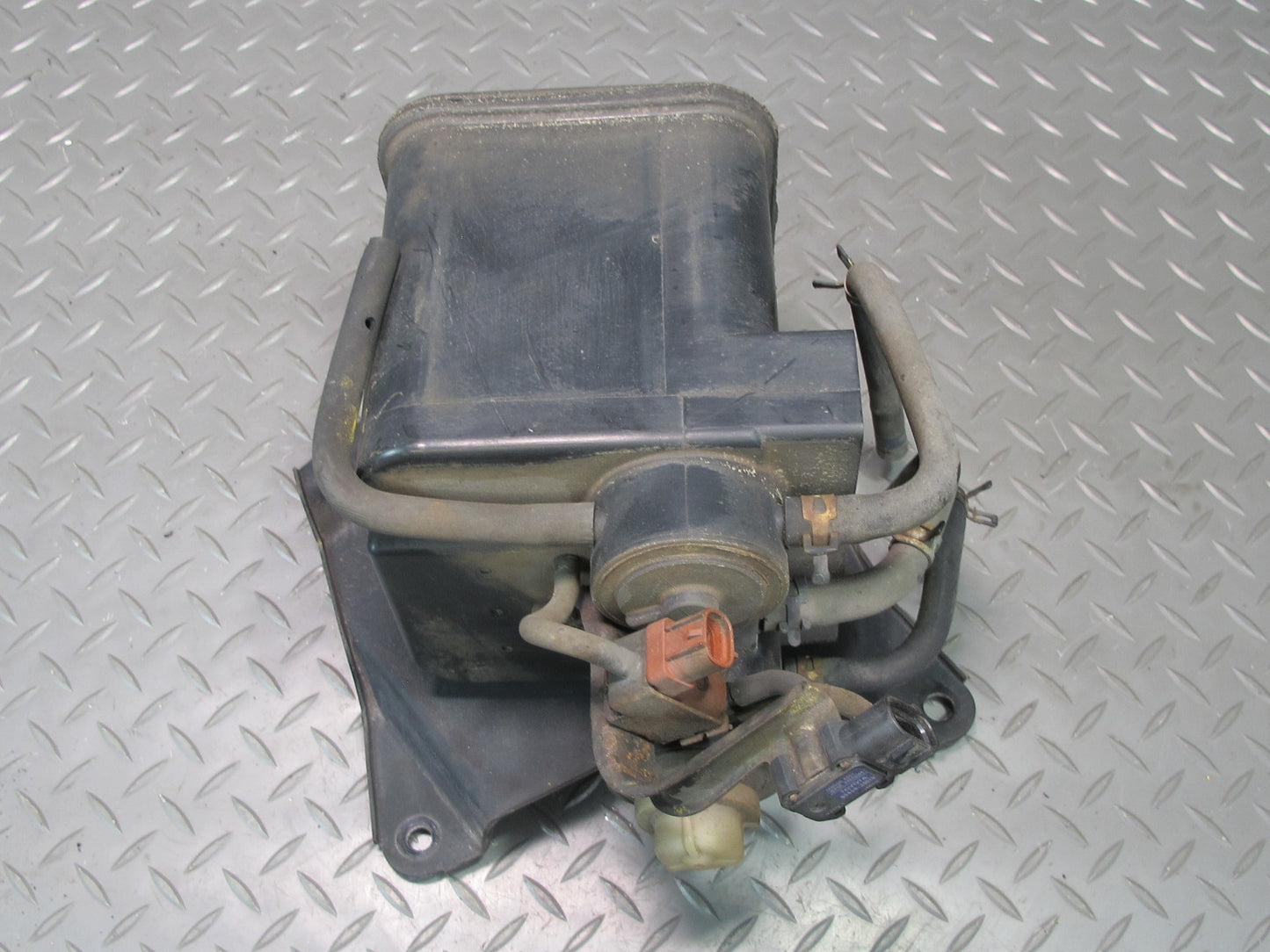 97-00 Lexus JZZ31L SC400 SC300 Fuel Vapor Charcoal Canister w Sensor OEM