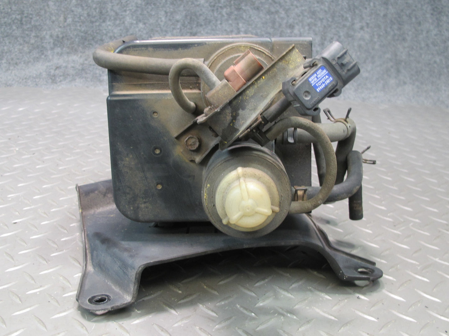 97-00 Lexus JZZ31L SC400 SC300 Fuel Vapor Charcoal Canister w Sensor OEM