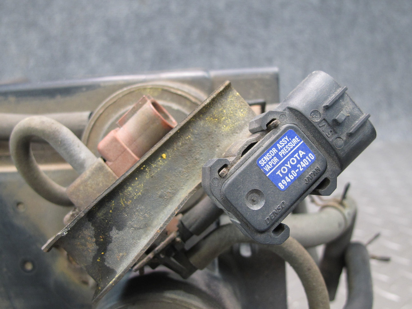 97-00 Lexus JZZ31L SC400 SC300 Fuel Vapor Charcoal Canister w Sensor OEM