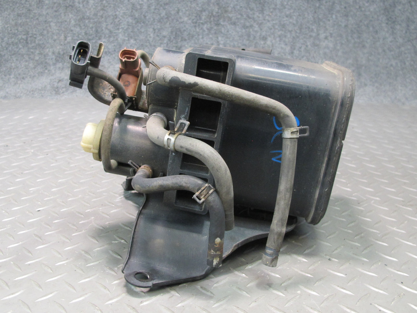 97-00 Lexus JZZ31L SC400 SC300 Fuel Vapor Charcoal Canister w Sensor OEM