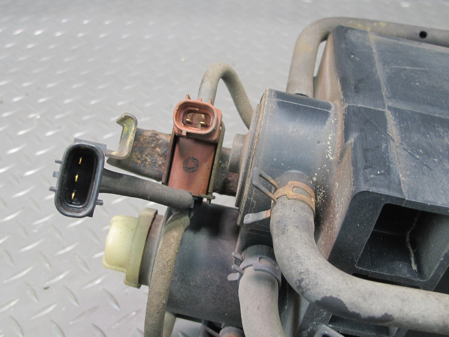 97-00 Lexus JZZ31L SC400 SC300 Fuel Vapor Charcoal Canister w Sensor OEM