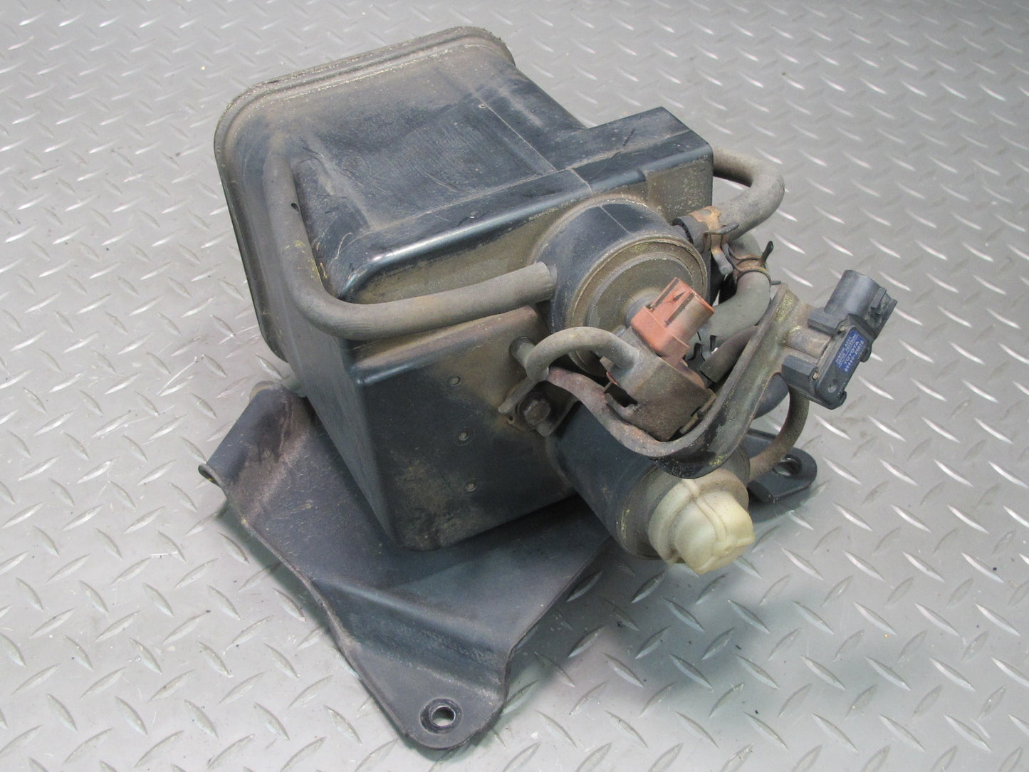 97-00 Lexus JZZ31L SC400 SC300 Fuel Vapor Charcoal Canister w Sensor OEM