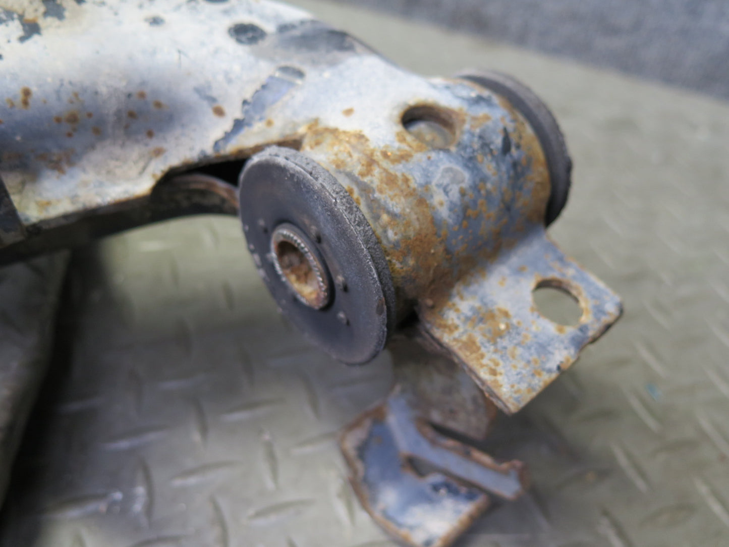 99-03 VW Eurovan T4 Rear Right Spindle Knuckle Wheel Hub Bearing OEM