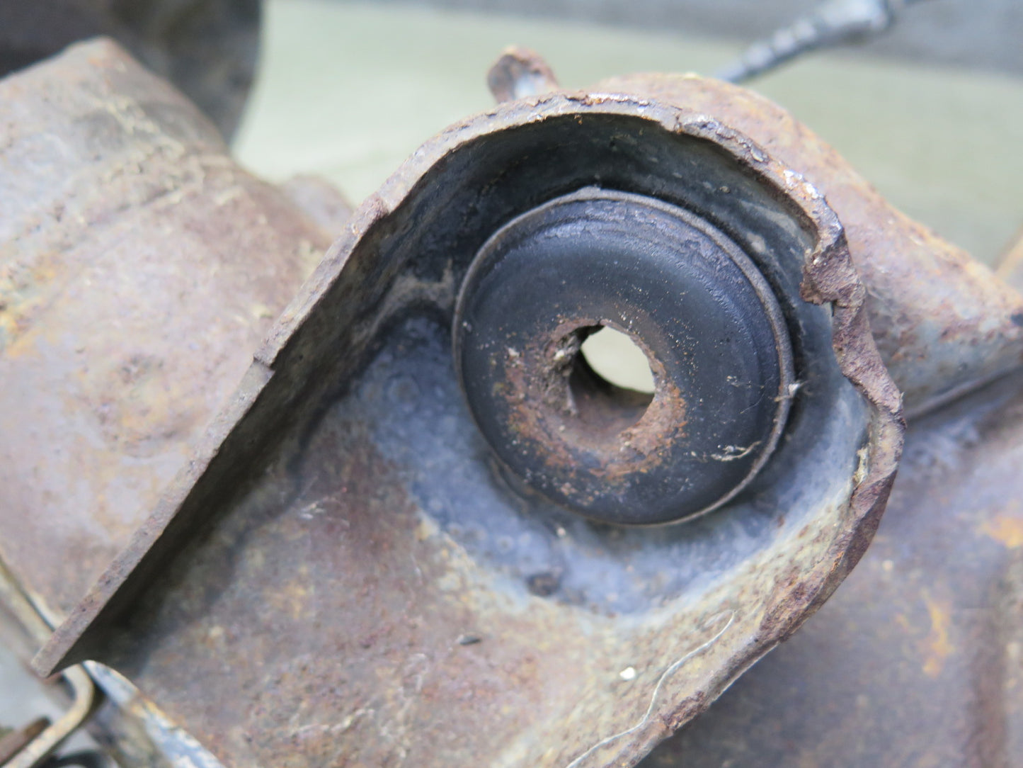 99-03 VW Eurovan T4 Rear Right Spindle Knuckle Wheel Hub Bearing OEM