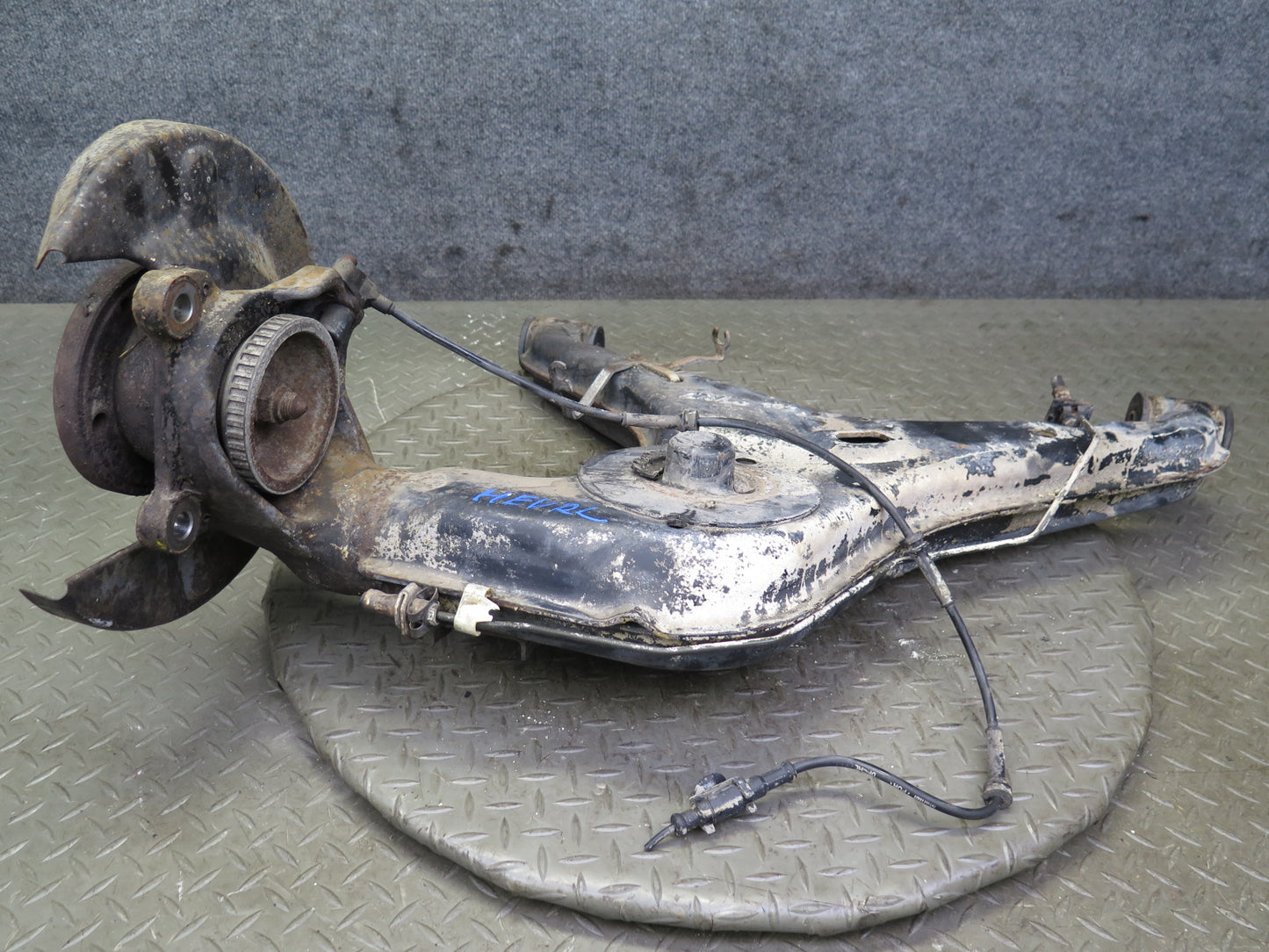 99-03 VW Eurovan T4 Rear Left Spindle Knuckle Wheel Hub Bearing OEM