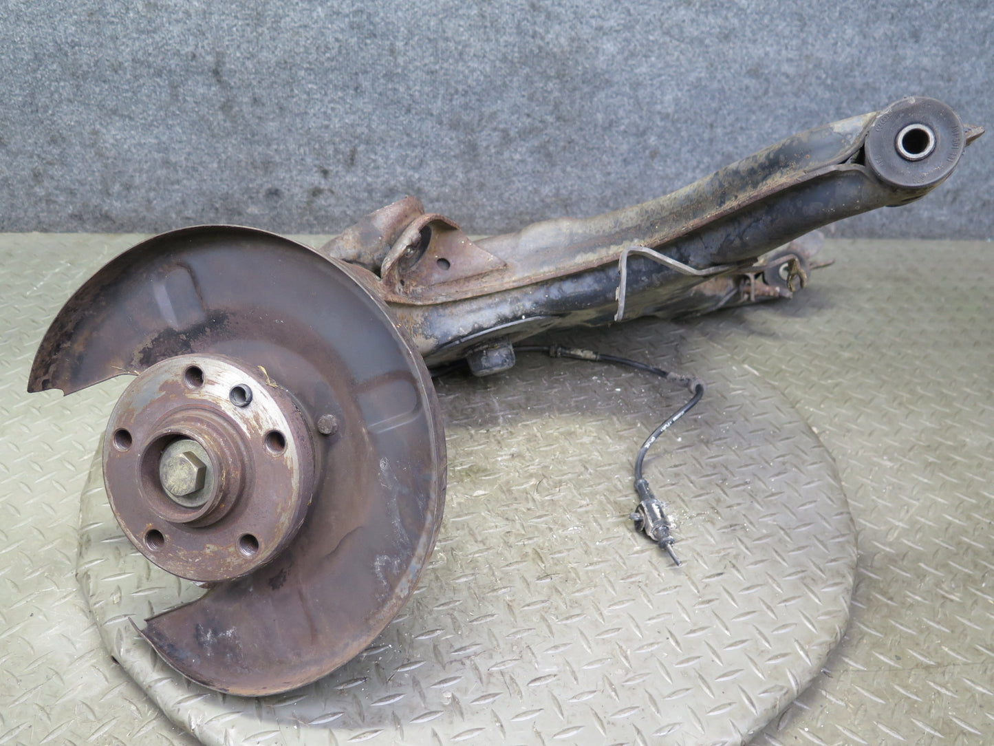 99-03 VW Eurovan T4 Rear Left Spindle Knuckle Wheel Hub Bearing OEM