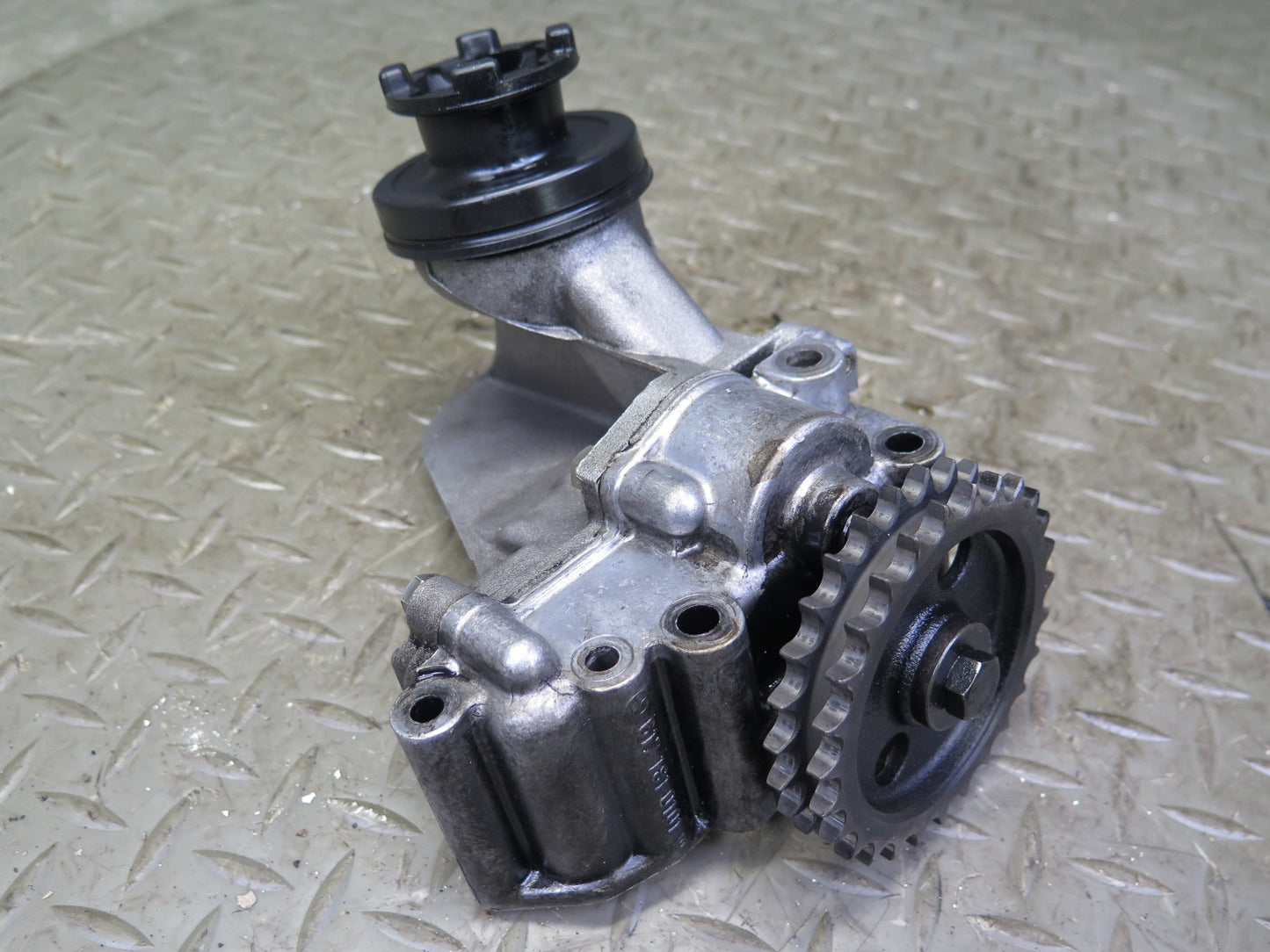 82-85 Mercedes W123 300D 617.952 Diesel Engine Motor Oil Pump 6171810101 OEM