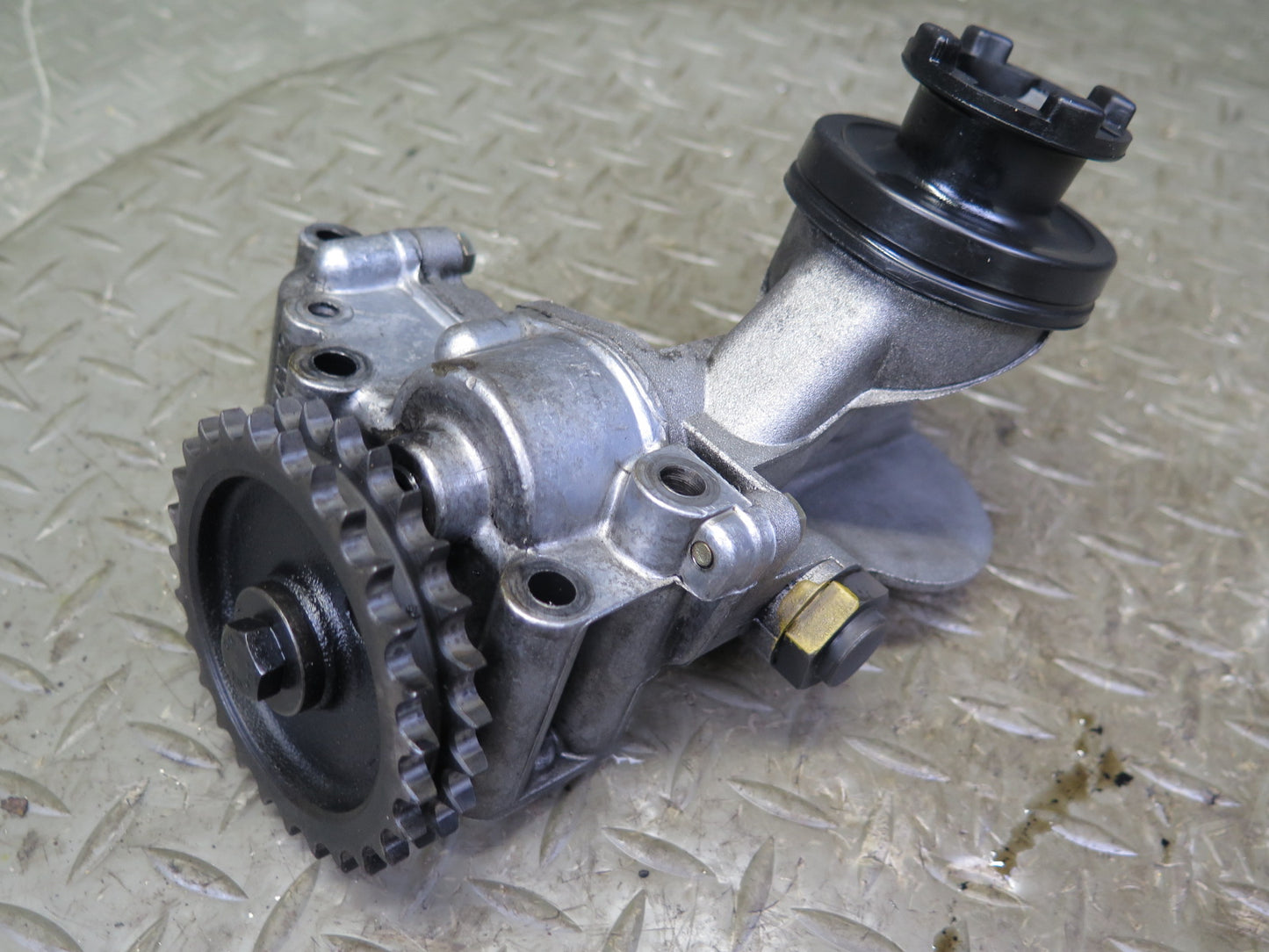 82-85 Mercedes W123 300D 617.952 Diesel Engine Motor Oil Pump 6171810101 OEM