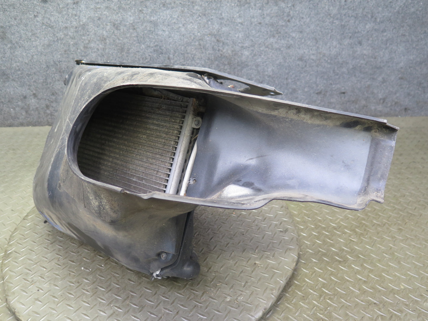 1999-2004 Porsche 911 996 Left Engine Radiator Fan Condenser Shroud Assy