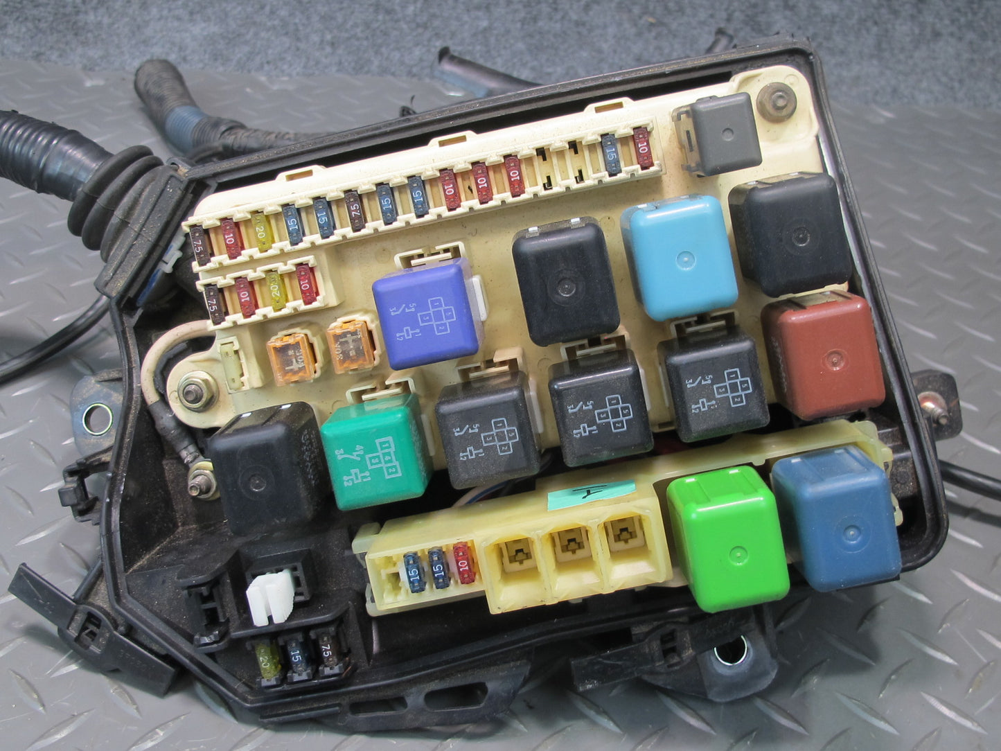 98-00 Lexus UCF20L LS400 Engine Bay Fuse Relay Box Module OEM