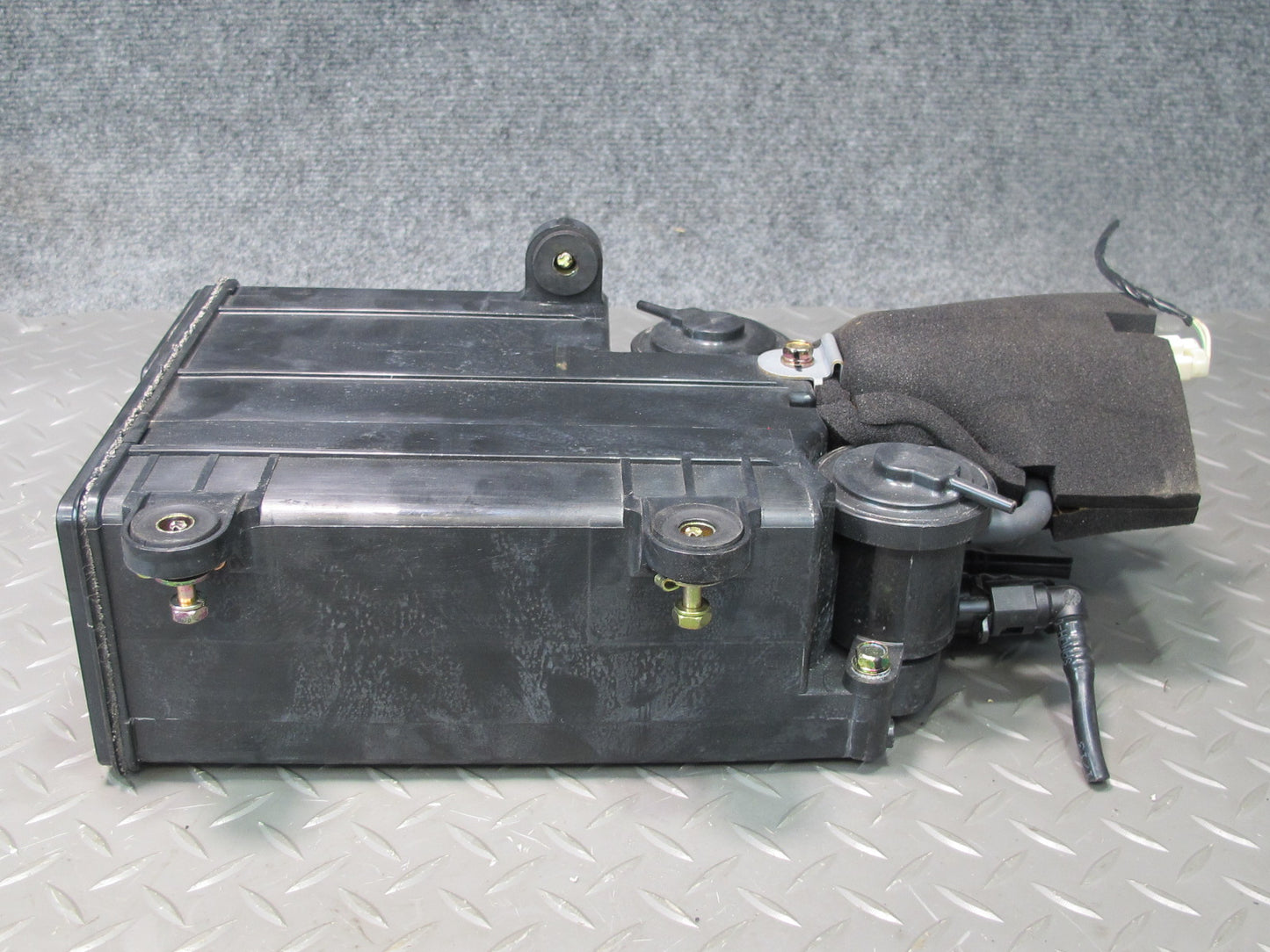 99-00 Lexus UCF20L LS400 Fuel Evap Vapor Charcoal Canister 77740-50080 OEM