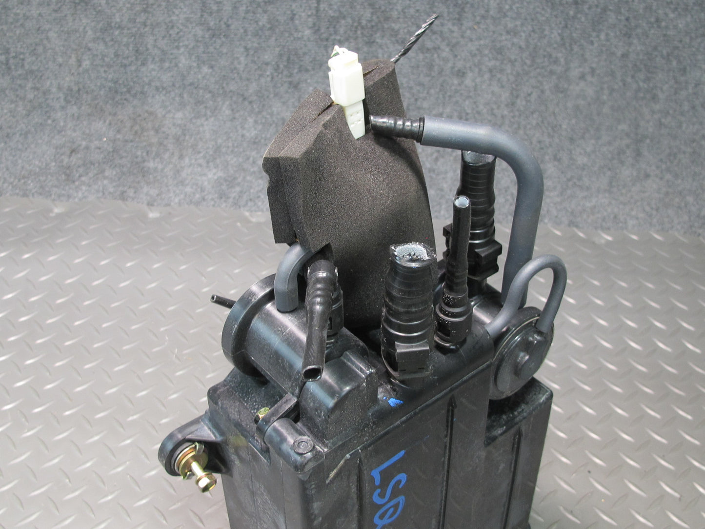 99-00 Lexus UCF20L LS400 Fuel Evap Vapor Charcoal Canister 77740-50080 OEM