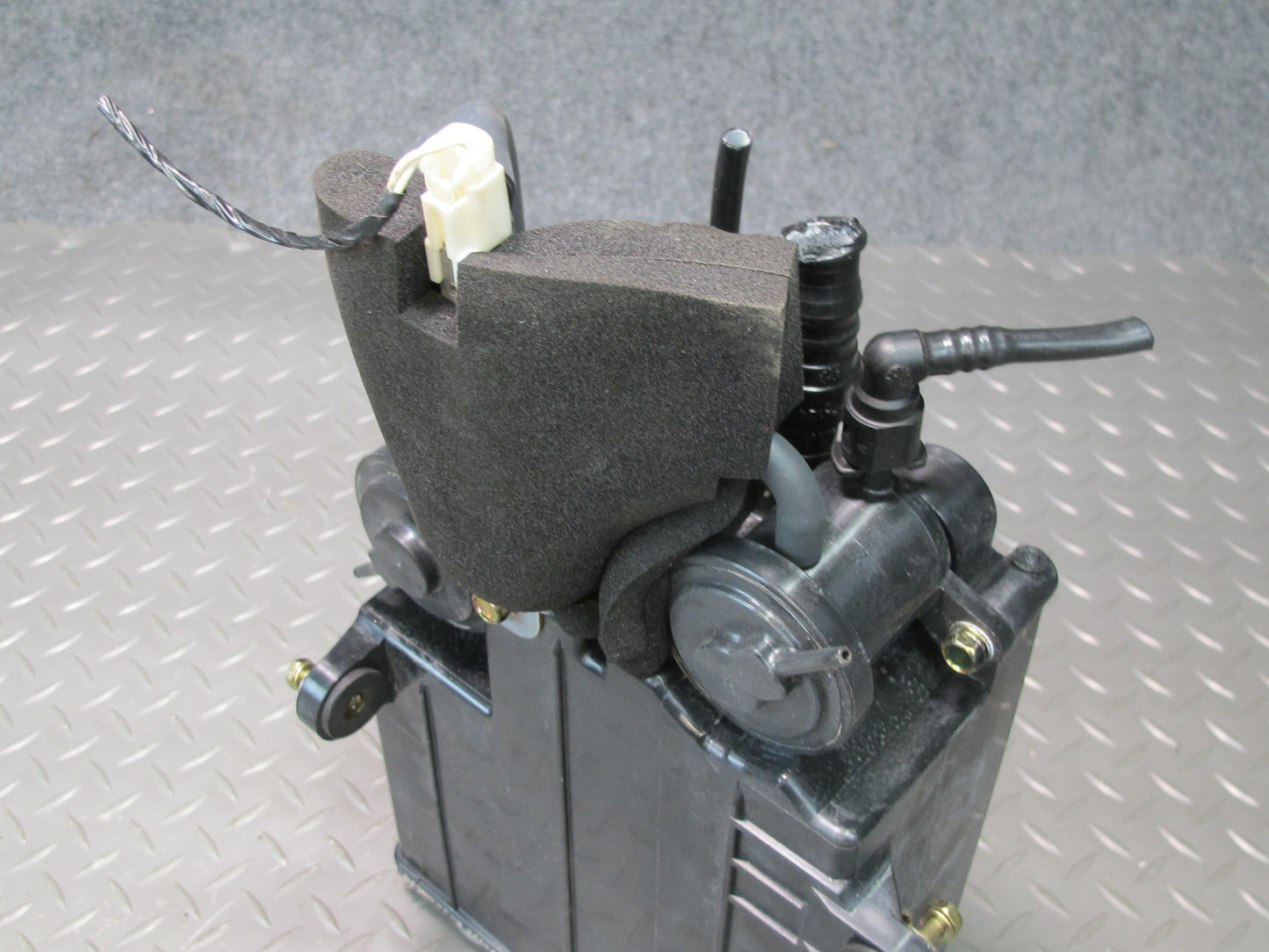 99-00 Lexus UCF20L LS400 Fuel Evap Vapor Charcoal Canister 77740-50080 OEM