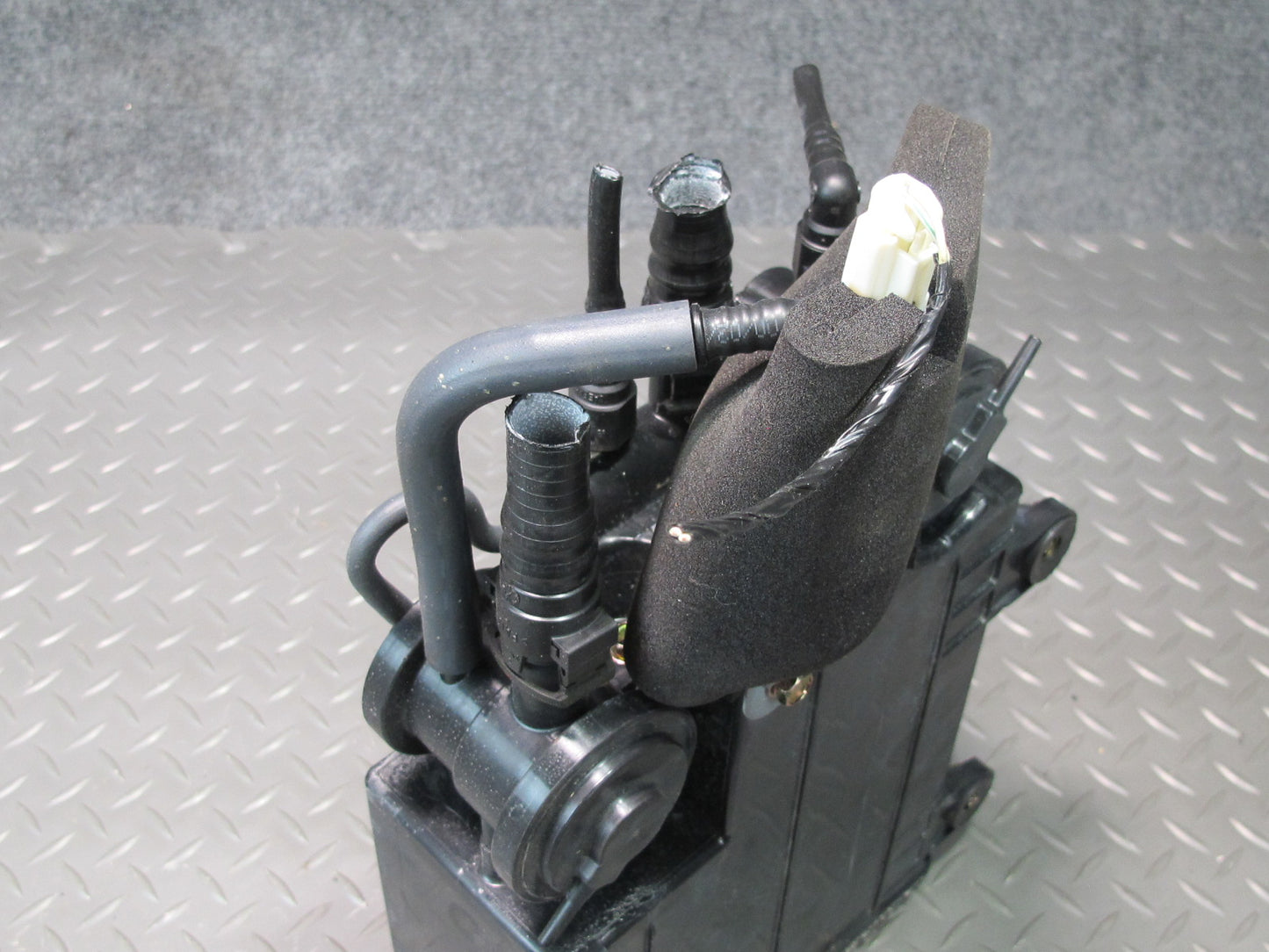 99-00 Lexus UCF20L LS400 Fuel Evap Vapor Charcoal Canister 77740-50080 OEM