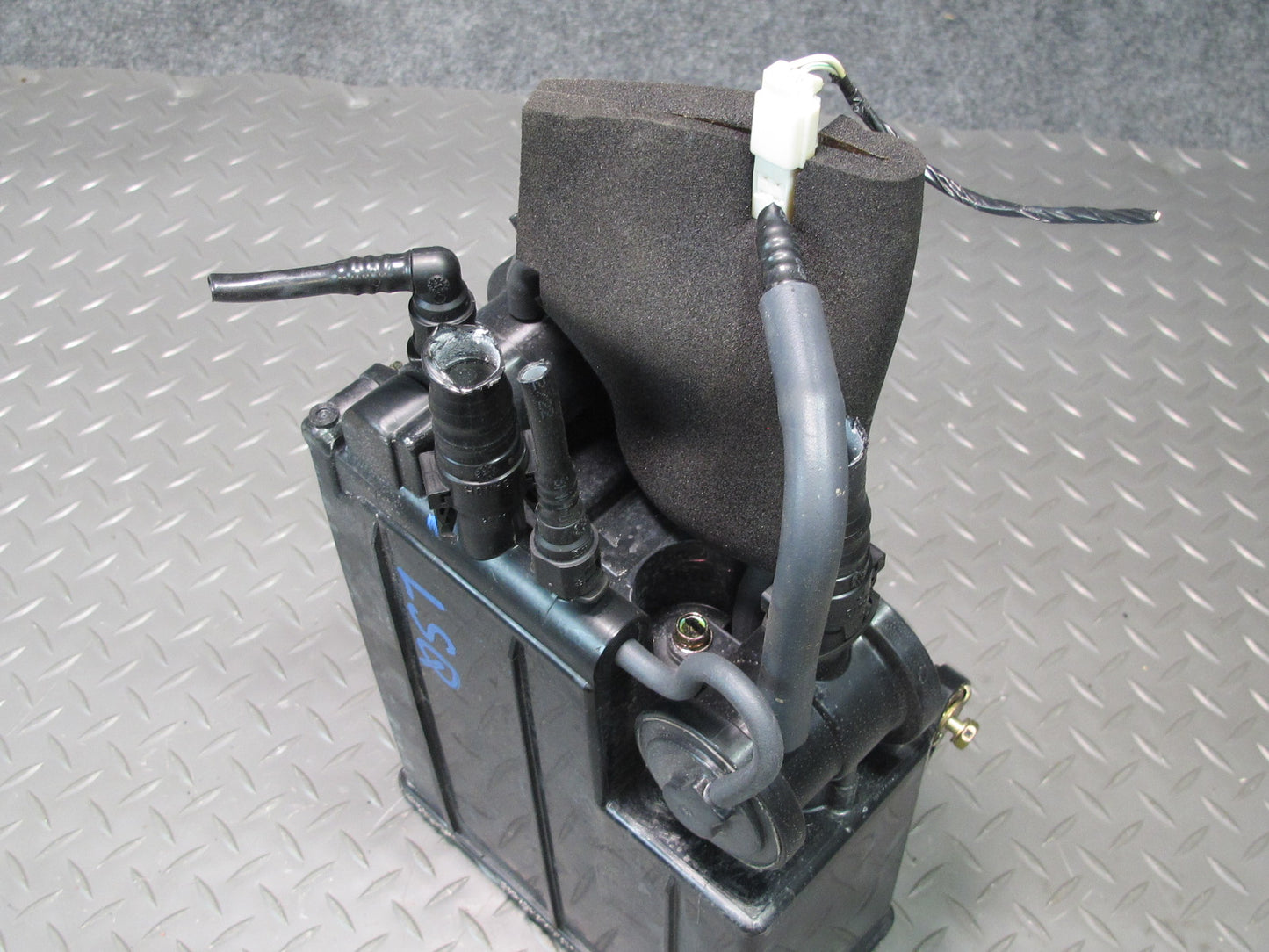 99-00 Lexus UCF20L LS400 Fuel Evap Vapor Charcoal Canister 77740-50080 OEM