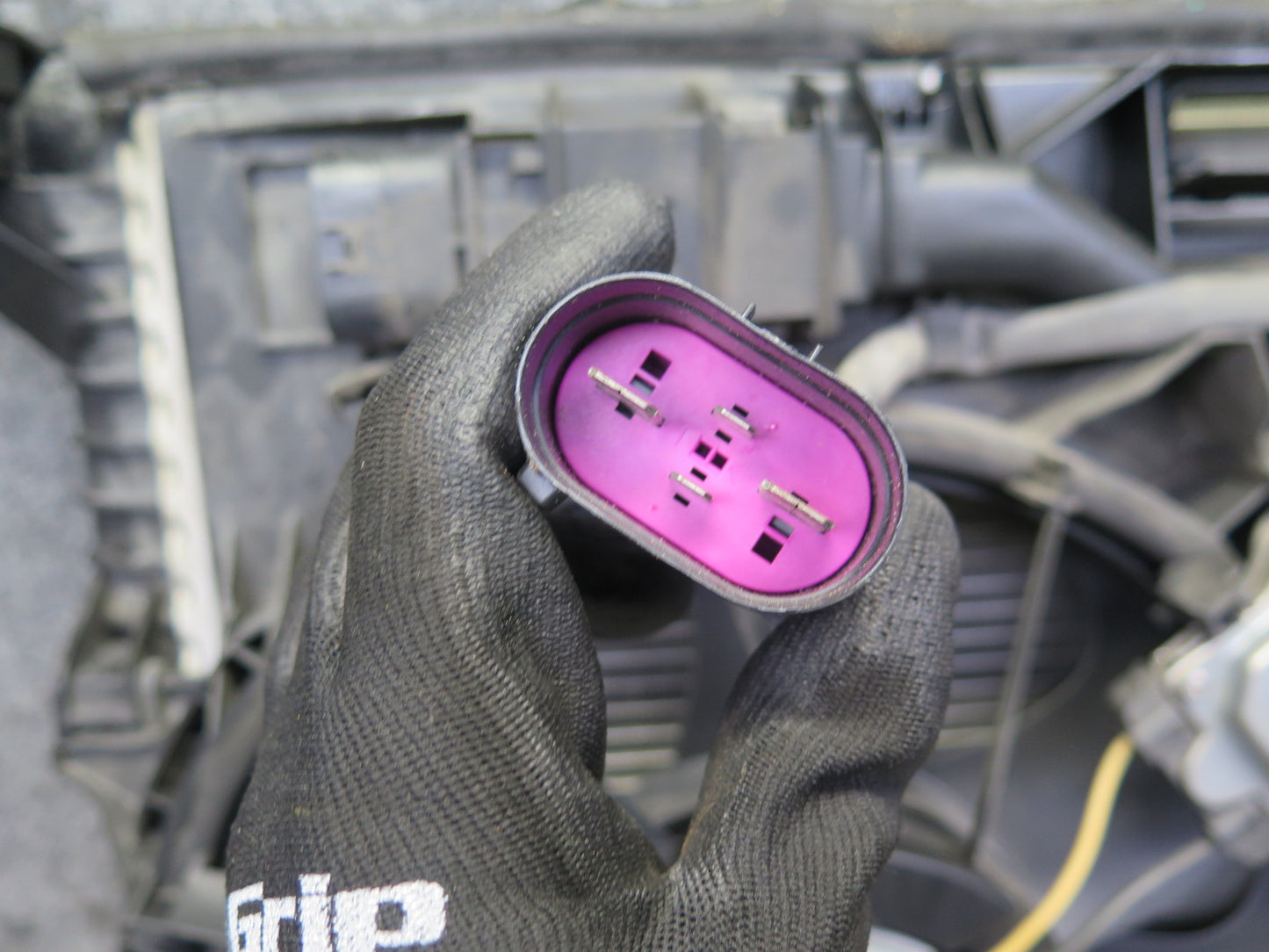 08-12 Audi 8T S5 4.2L A/T Engine Cooling Radiator w Fan Motor Assy 101K Mile OEM