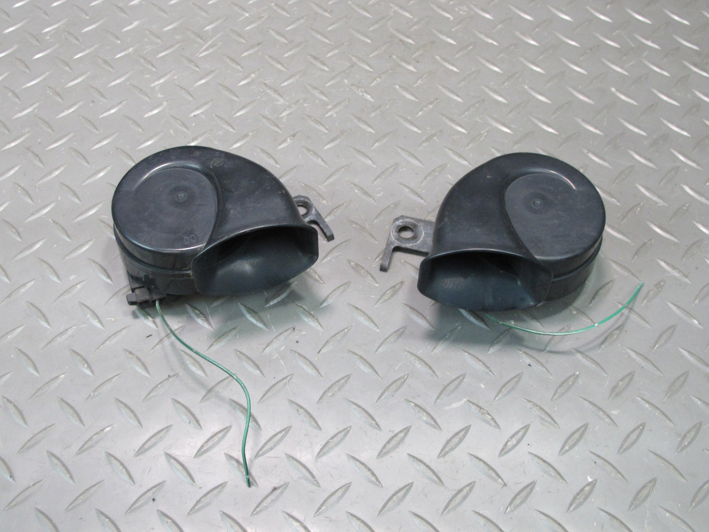 98-00 Lexus UCF20L LS400 Set of 2 High & Low Tone Note Pitch Horn Signal OEM