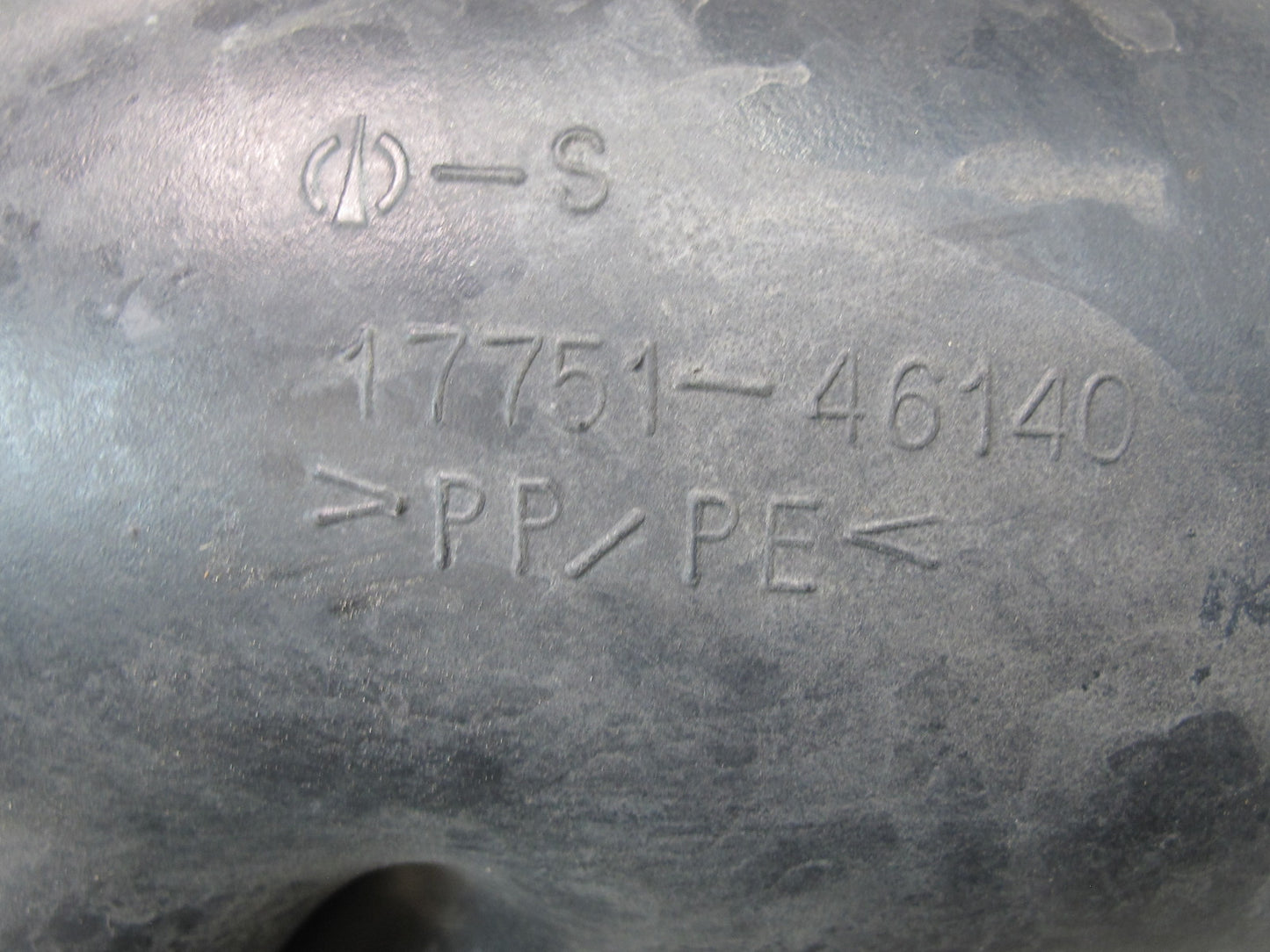 01-05 Lexus JCE10L IS300 Air Intake Cleaner Filter Box Cover 17751-46140 OEM