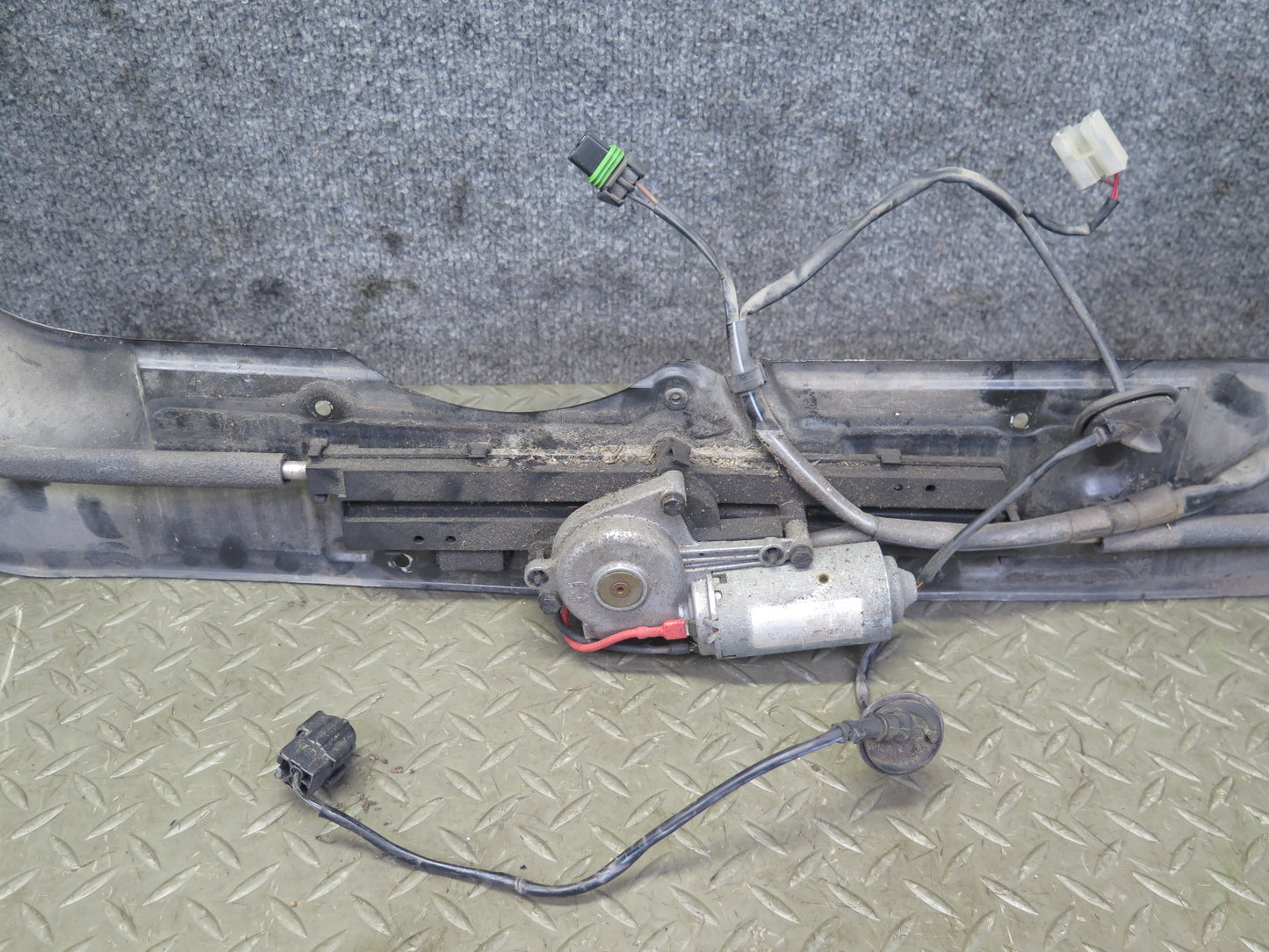 1999-2005 Porsche 911 Carrera 996 Rear Engine Deck Lid Spoiler Drive Motor Assy