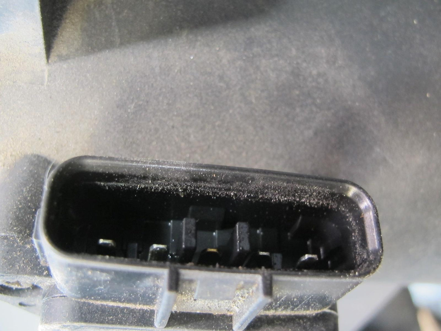 01-05 Lexus JCE10L IS300 Air Intake Cleaner Filter Box w MAF Sensor OEM