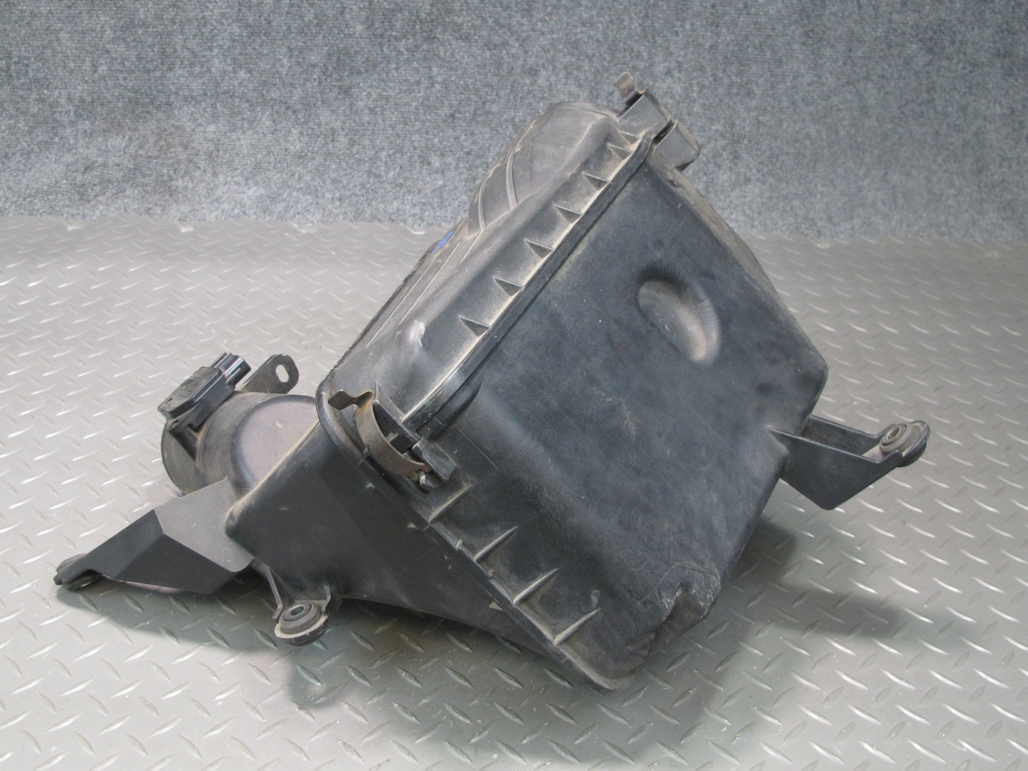 01-05 Lexus JCE10L IS300 Air Intake Cleaner Filter Box w MAF Sensor OEM