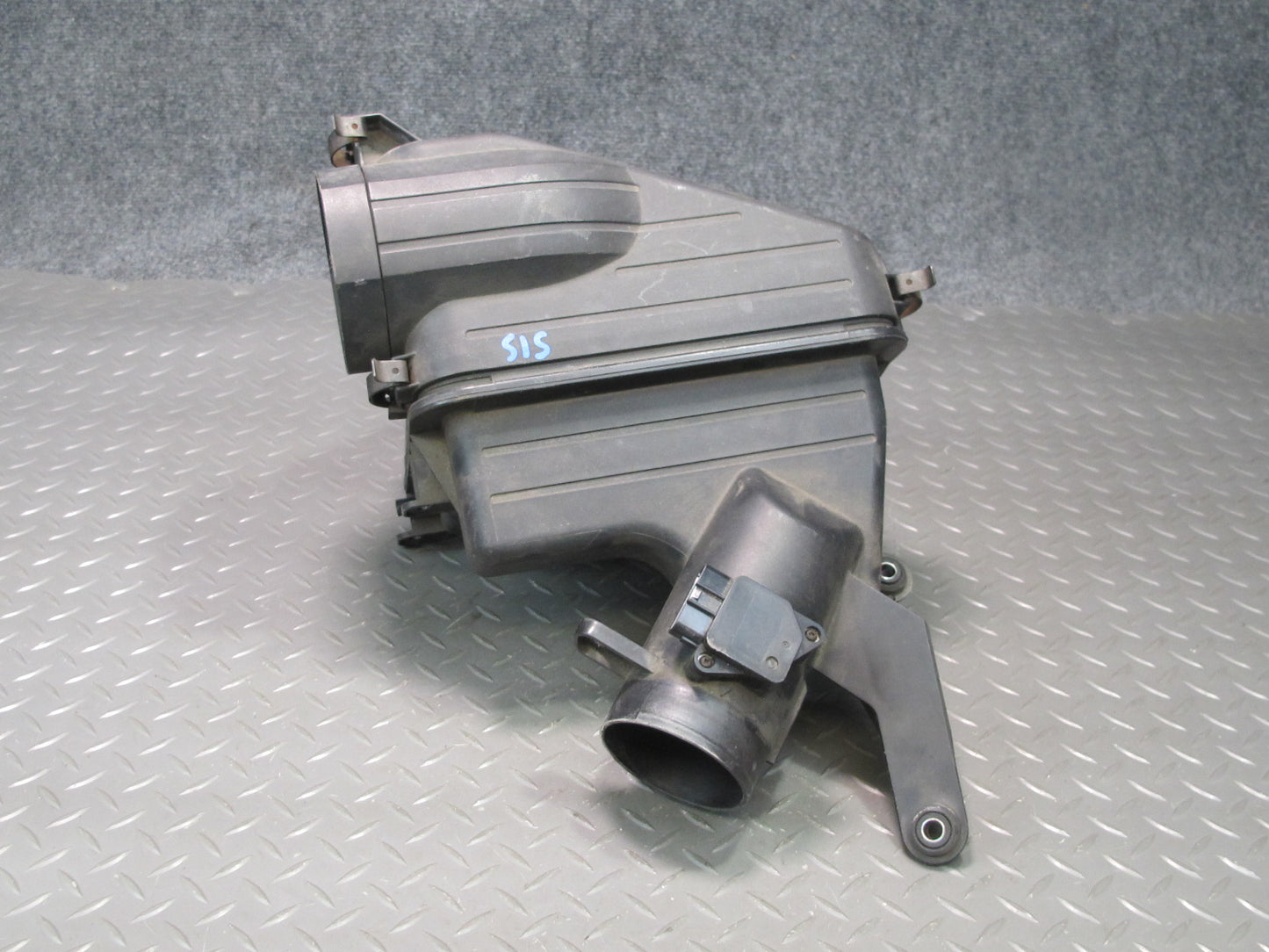 01-05 Lexus JCE10L IS300 Air Intake Cleaner Filter Box w MAF Sensor OEM