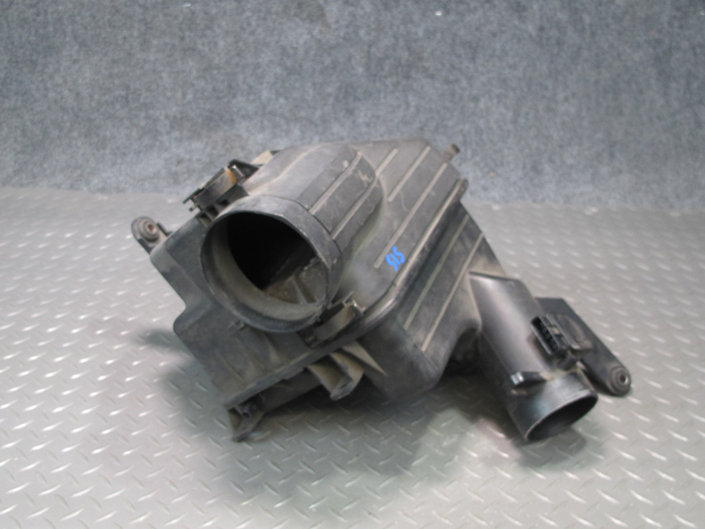 01-05 Lexus JCE10L IS300 Air Intake Cleaner Filter Box w MAF Sensor OEM