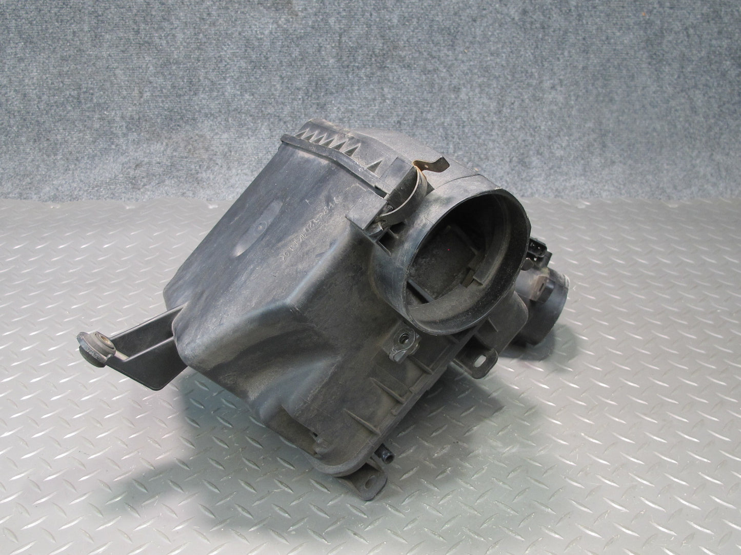 01-05 Lexus JCE10L IS300 Air Intake Cleaner Filter Box w MAF Sensor OEM