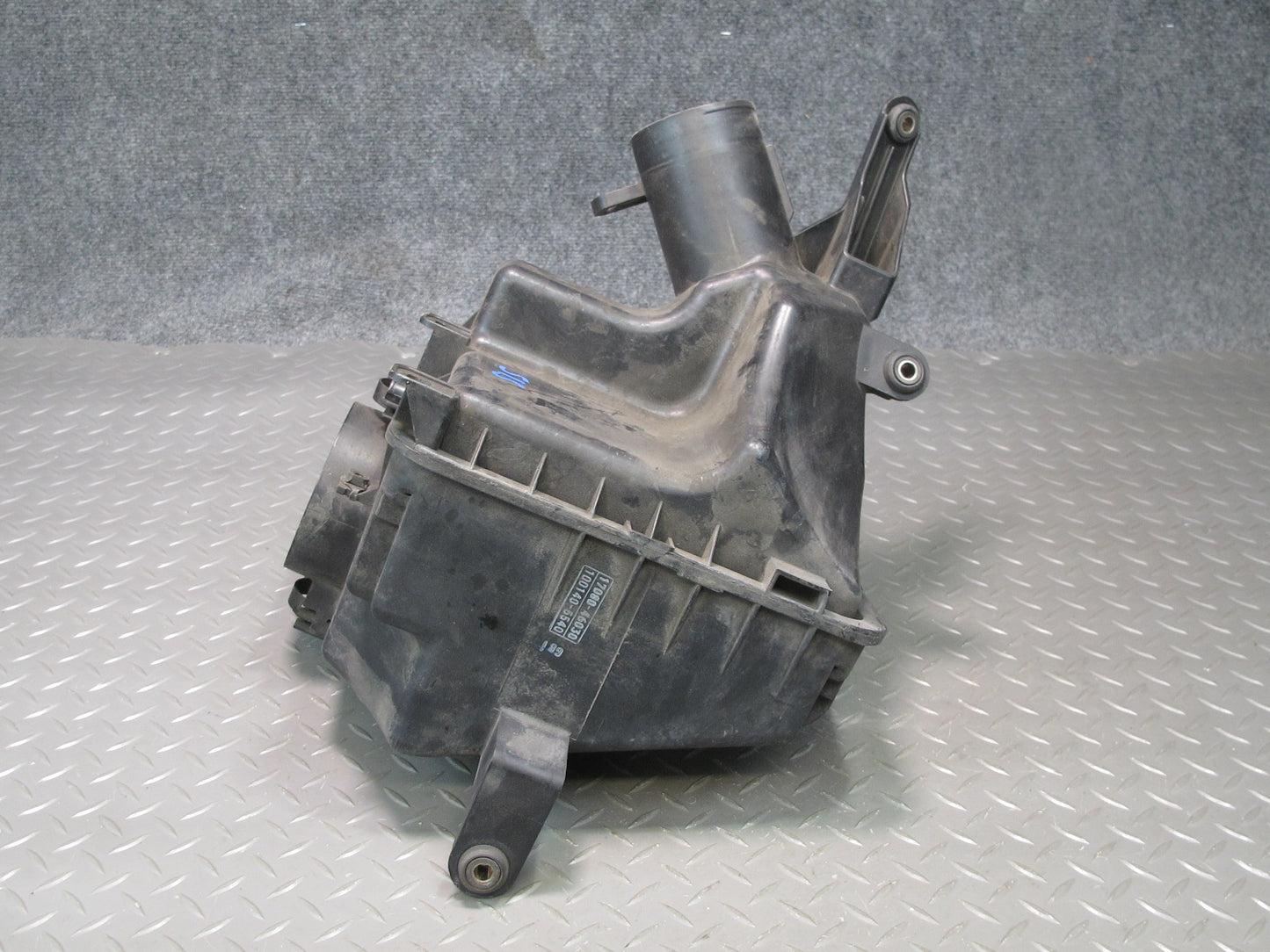 01-05 Lexus JCE10L IS300 Air Intake Cleaner Filter Box w MAF Sensor OEM