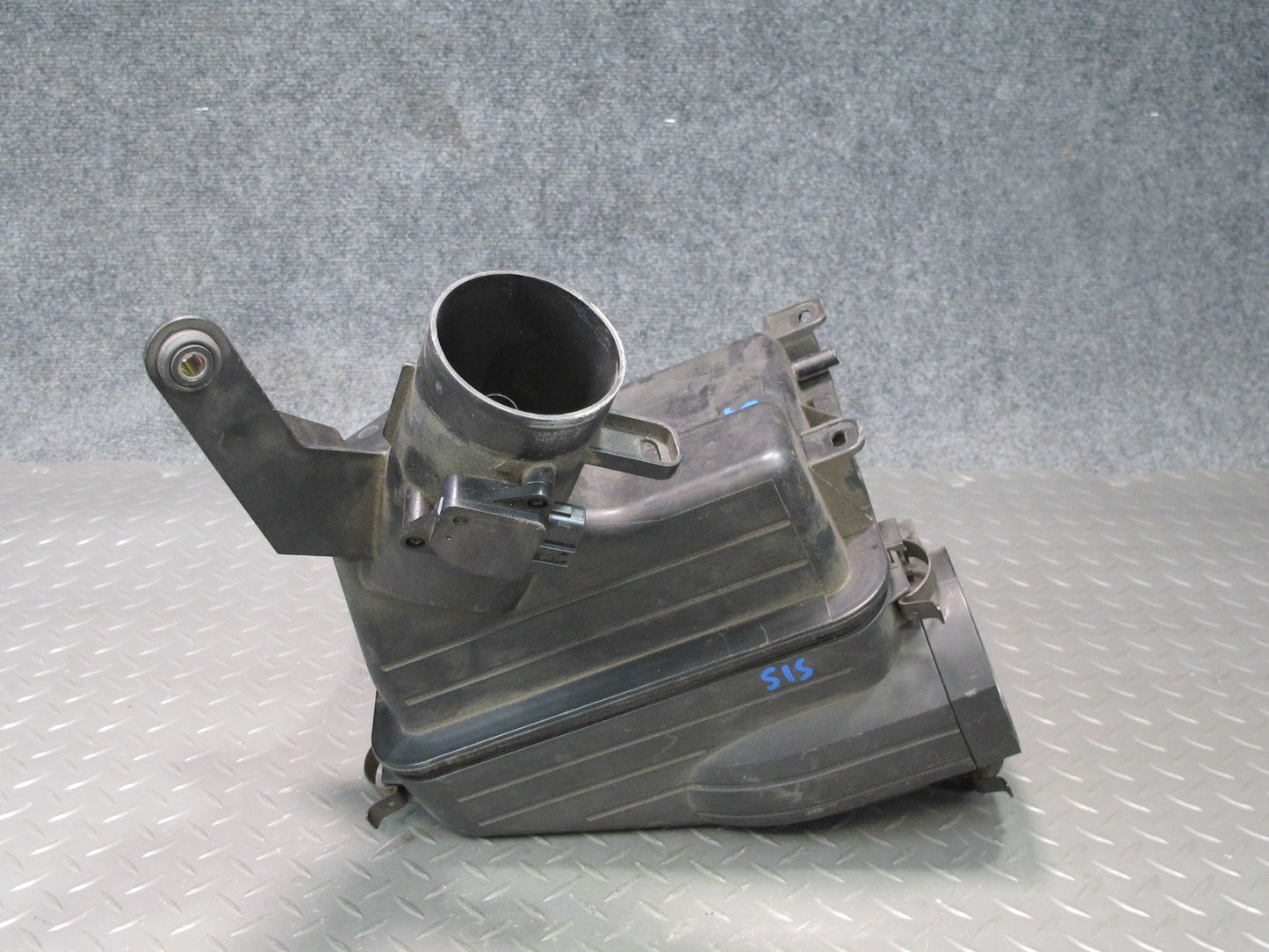 01-05 Lexus JCE10L IS300 Air Intake Cleaner Filter Box w MAF Sensor OEM