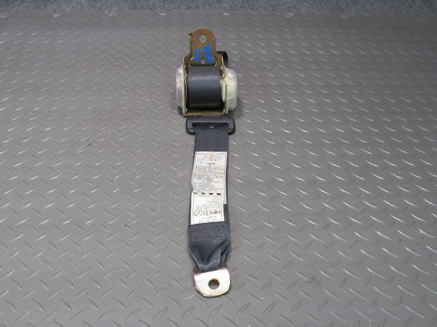 01-05 LEXUS IS300 REAR LEFT CENTER RIGHT SIDE SEATBELT RETRACTOR SET OEM