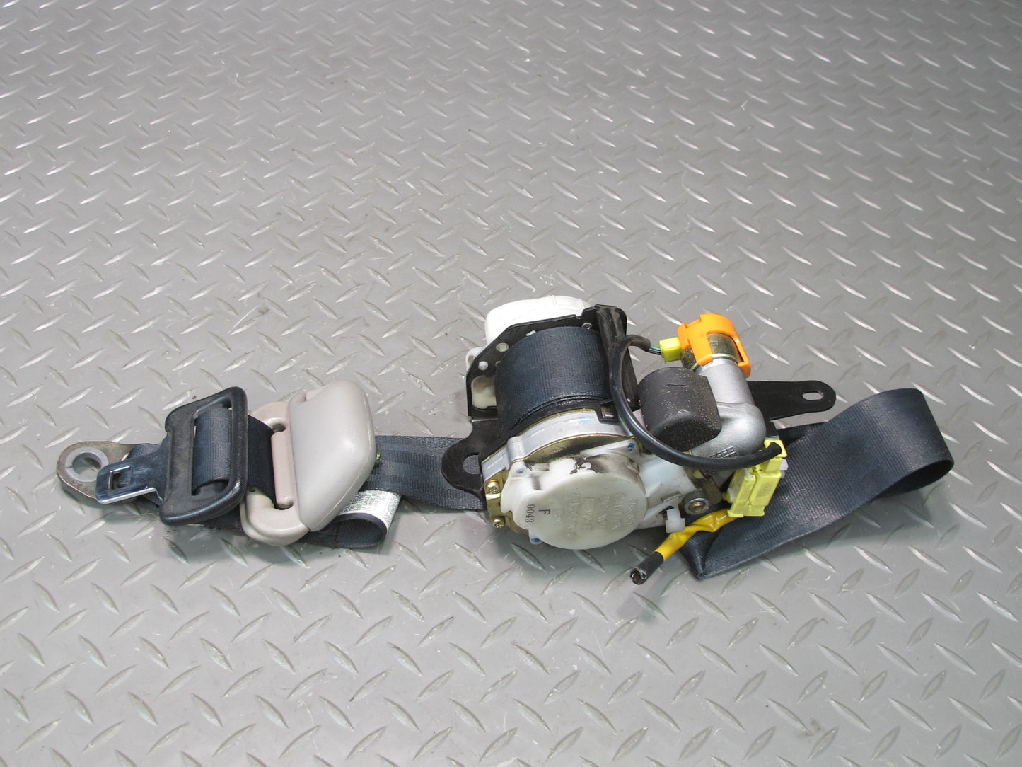 01-05 LEXUS IS300 FRONT RIGHT PASSENGER SIDE SEATBELT RETRACTOR SET OEM