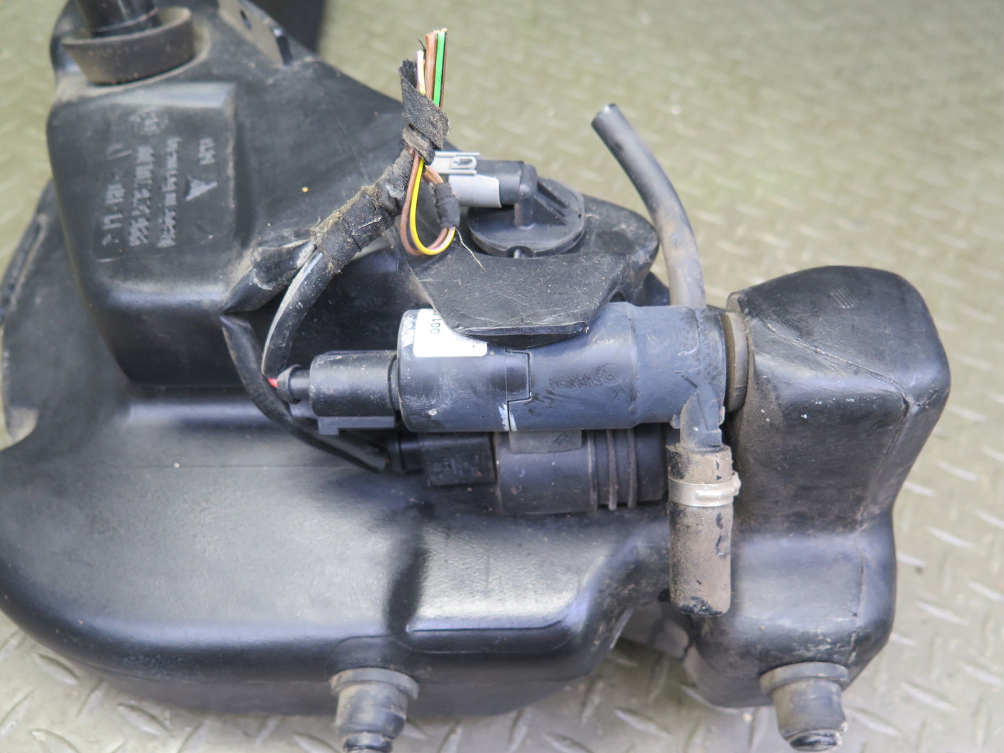 1999-2005 Porsche 911 Carrera 996 Windshield Washer Fluid Reservoir Tank w Pump