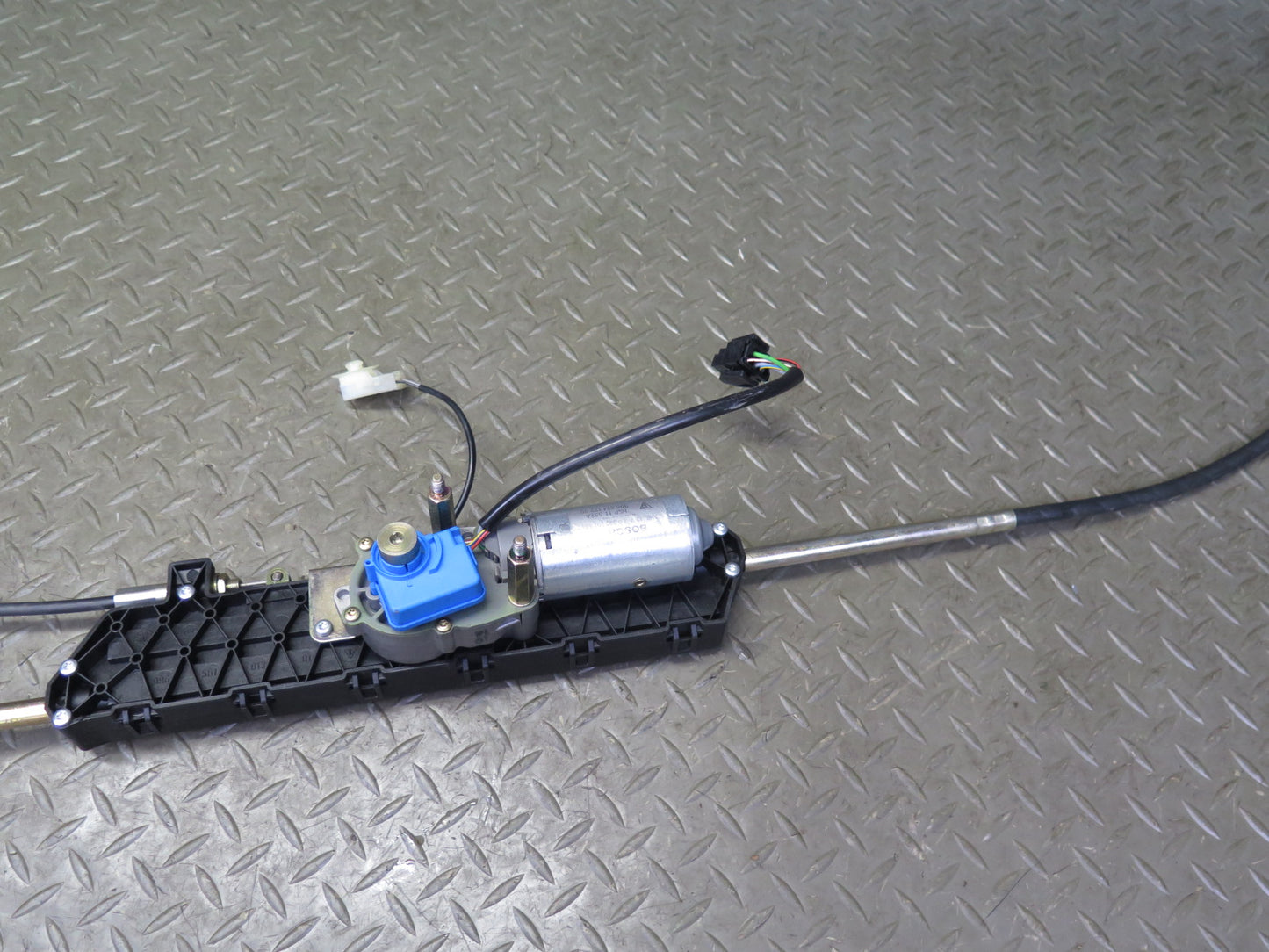 1999-2005 Porsche 911 Carrera 996 Convert TOP Roof Lock Latch Drive Motor Assy