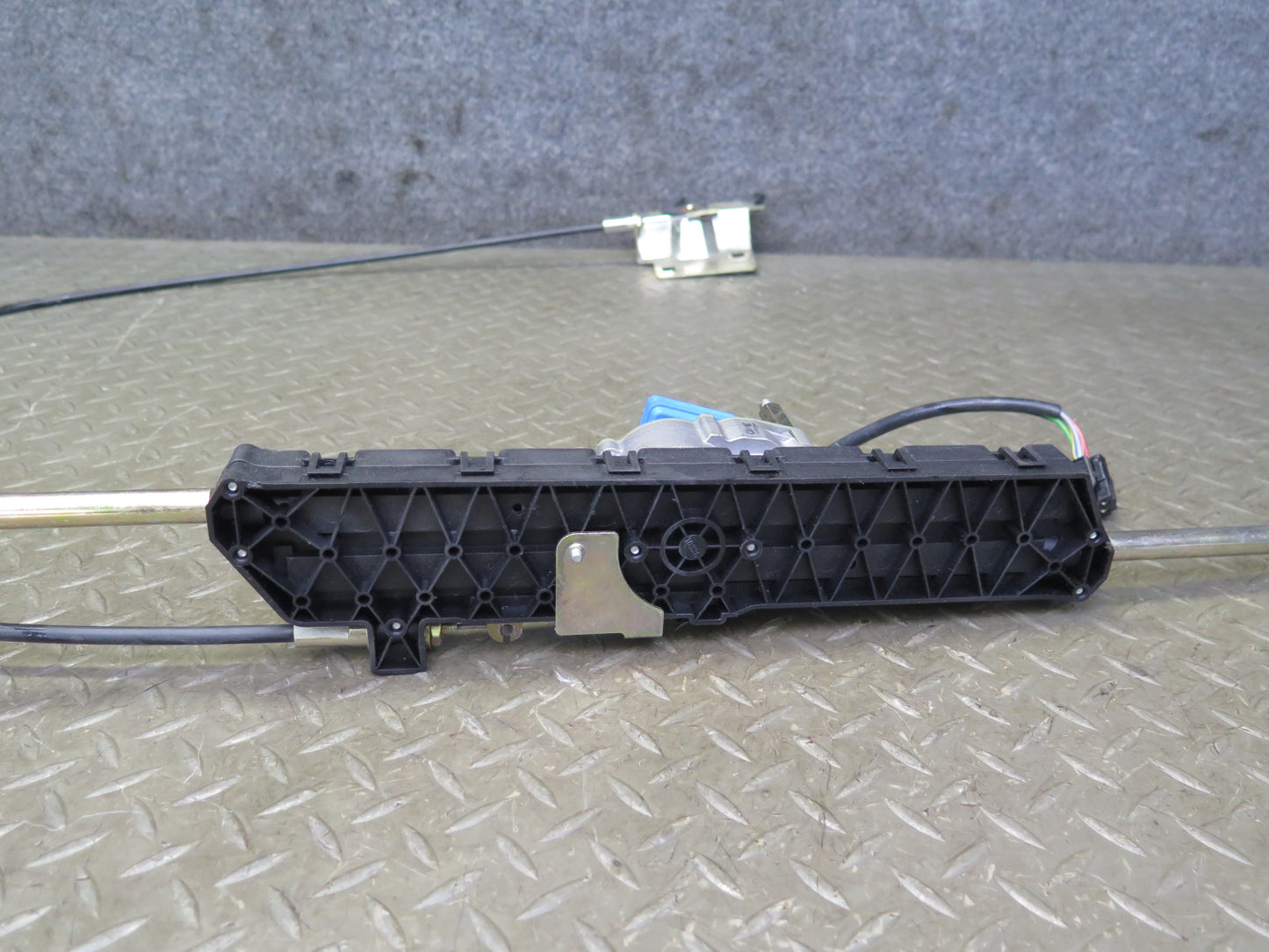 1999-2005 Porsche 911 Carrera 996 Convert TOP Roof Lock Latch Drive Motor Assy