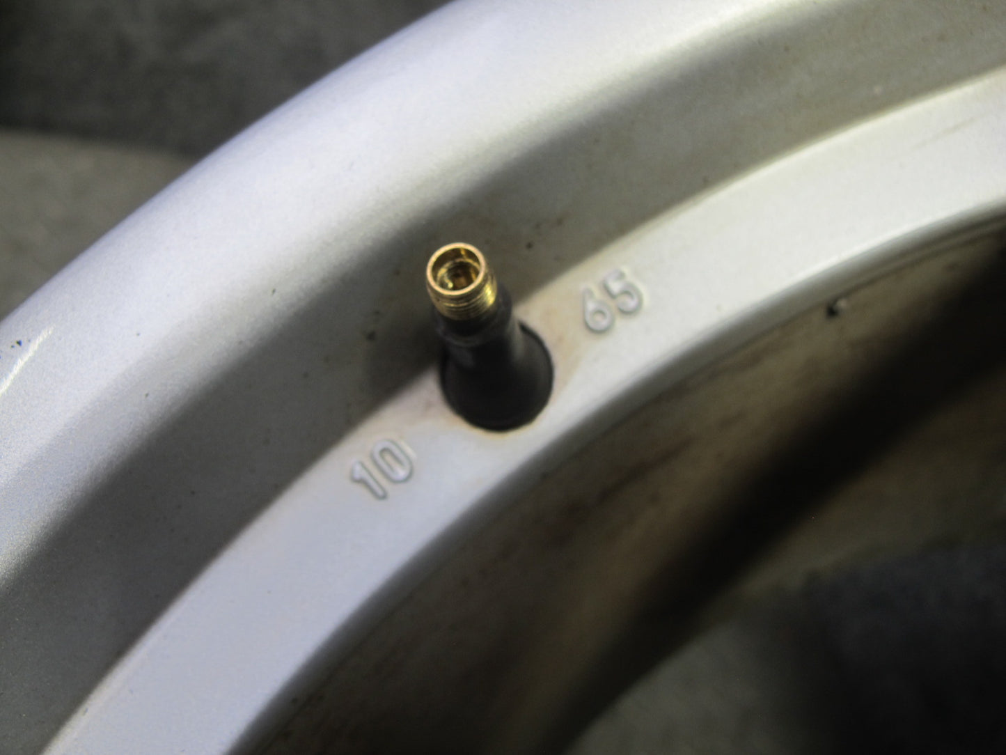 2002-2005 Porsche 911 996 Rear Factory R18 18" Alloy Wheel Rim 18x10J ET65