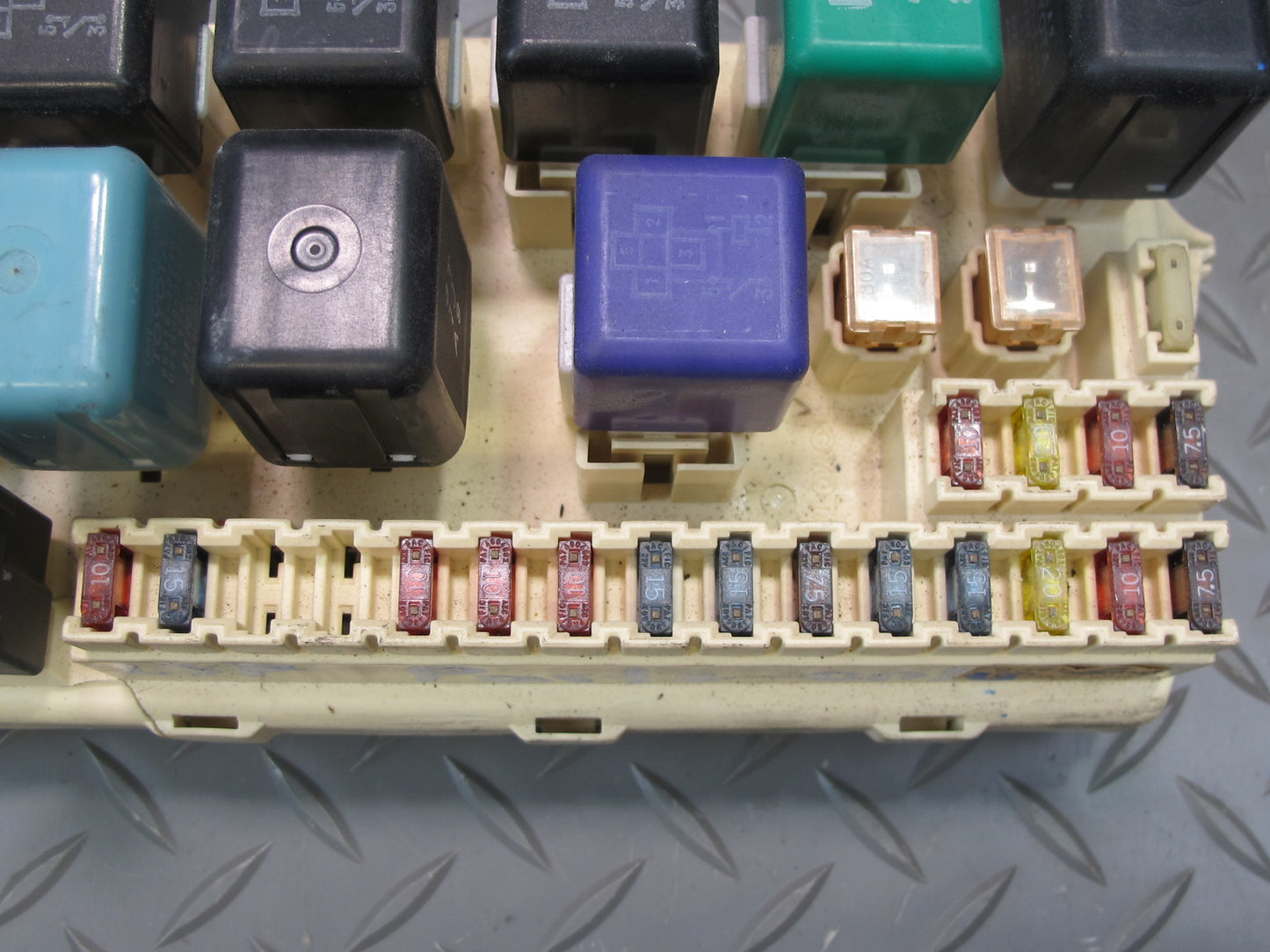 04-06 Lexus UCF30L LS430 Power Distribution Fuse Relay Junction Box Module OEM