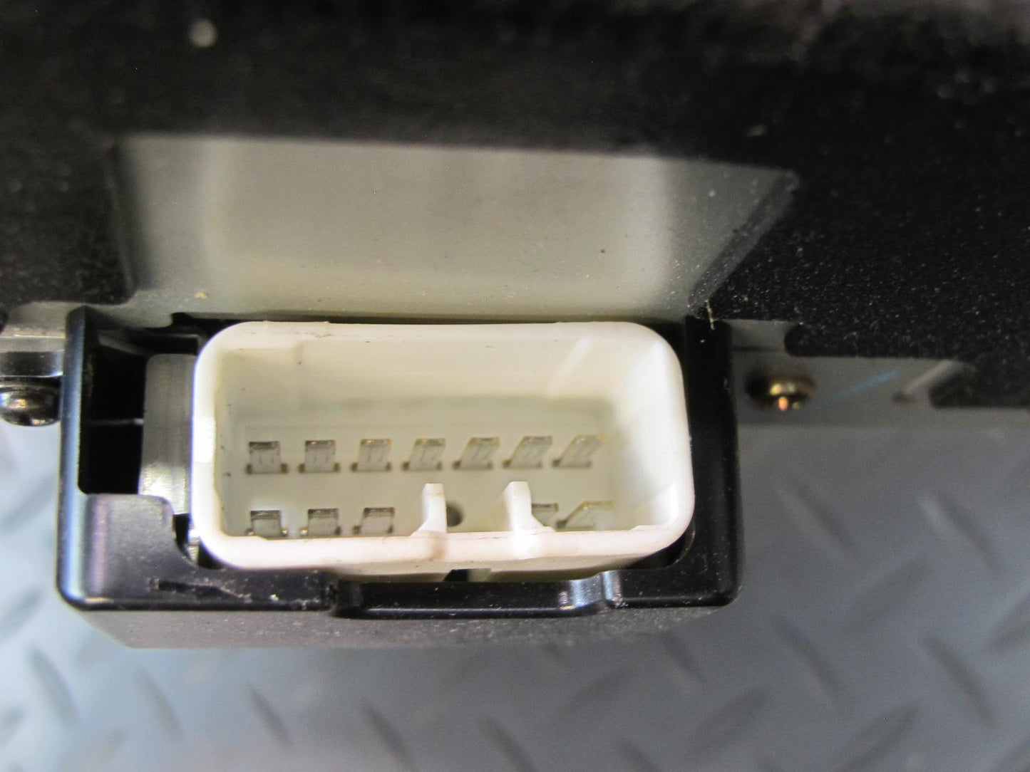 98-00 Lexus LS400 Pioneer CD Changer Player NO Magazine 86270-50130 OEM