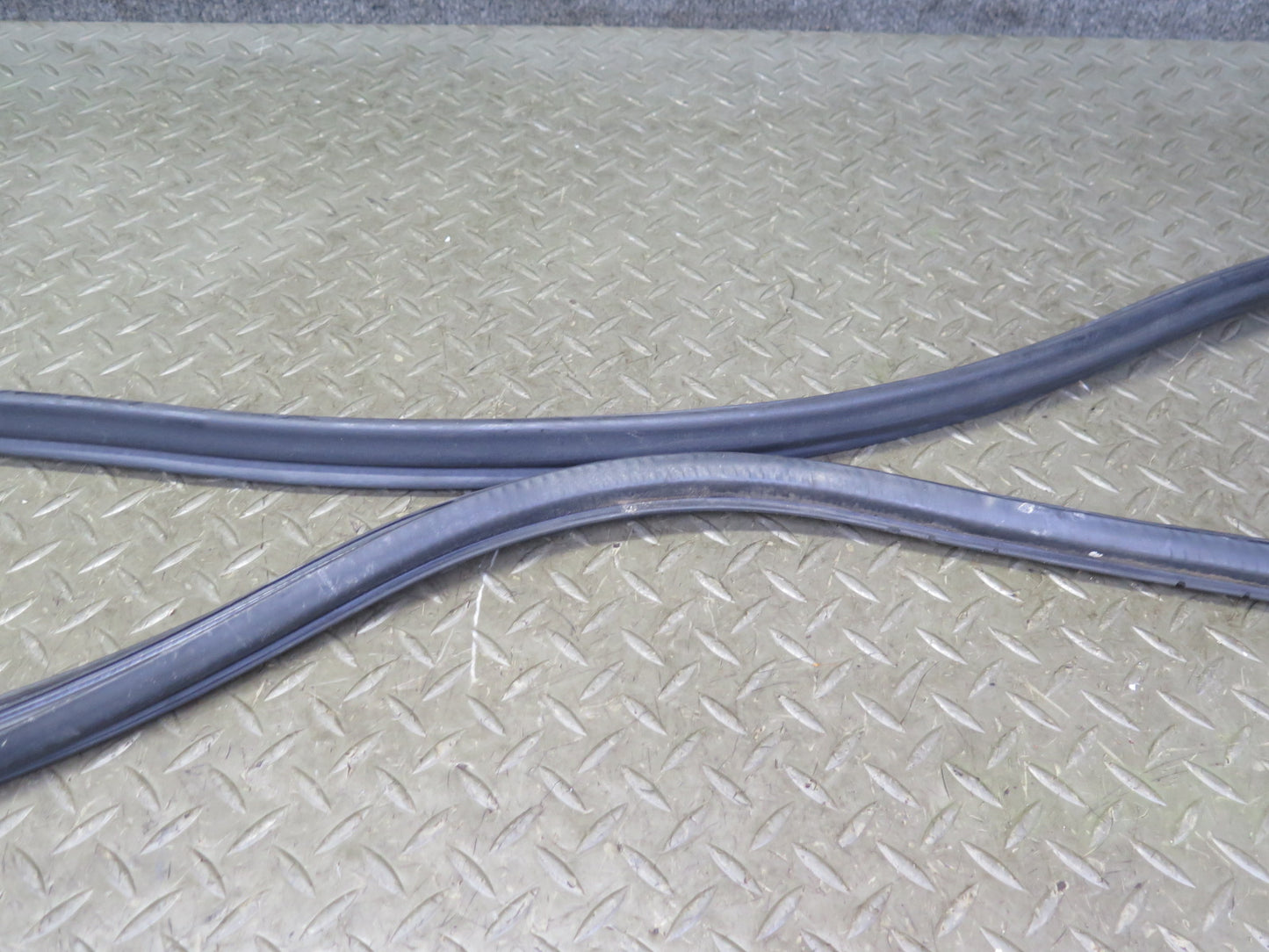 92-00 Lexus JZZ31L SC400 SC300 Front Right Door Weatherstrip Rubber Seal OEM