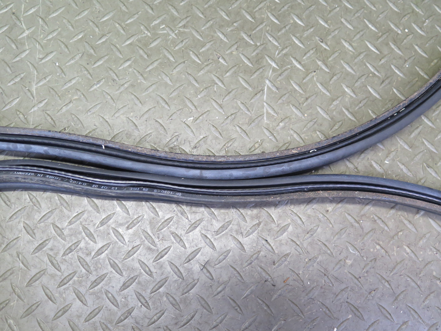1999-2005 Porsche 911 996 Convertible Rear Trunk Weatherstrip Rubber Seal