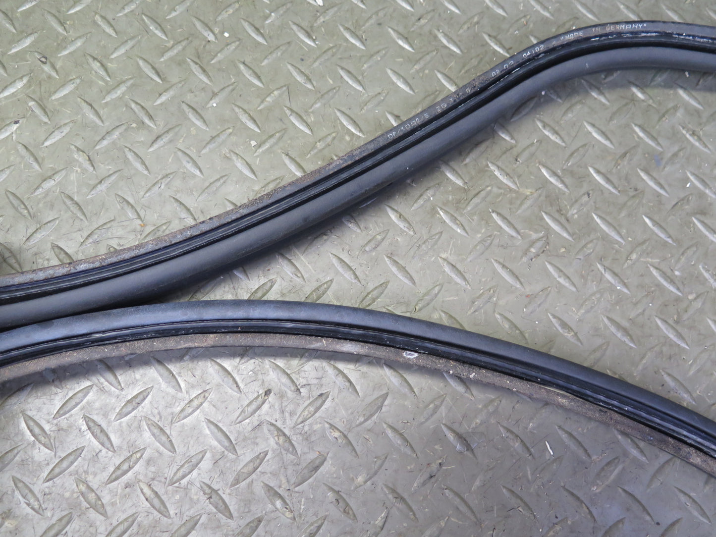 1999-2005 Porsche 911 996 Convertible Rear Trunk Weatherstrip Rubber Seal