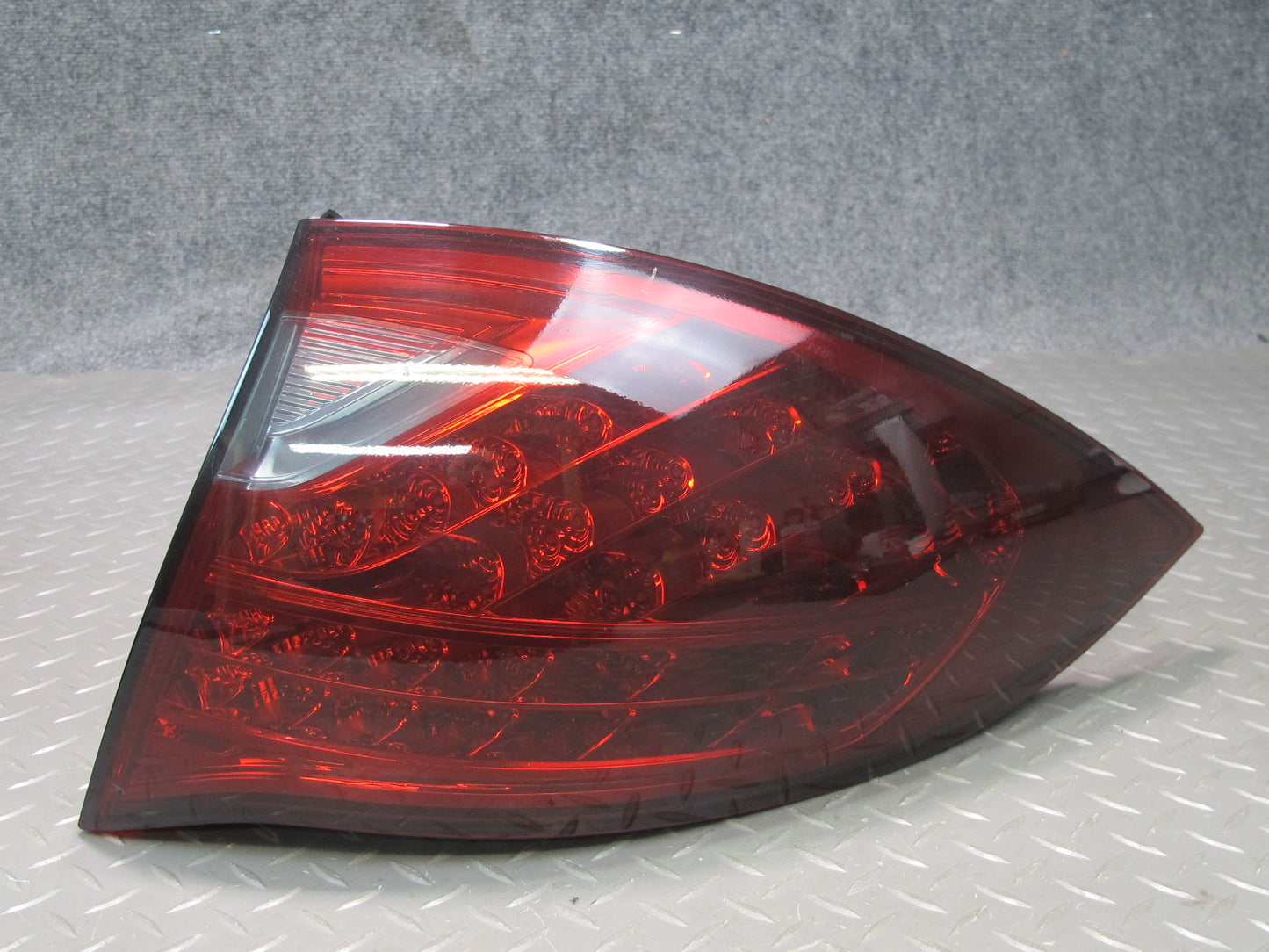 2011-2014 Porsche Cayenne 958 Rear Right Passenger Side Outer Tail Light Lamp
