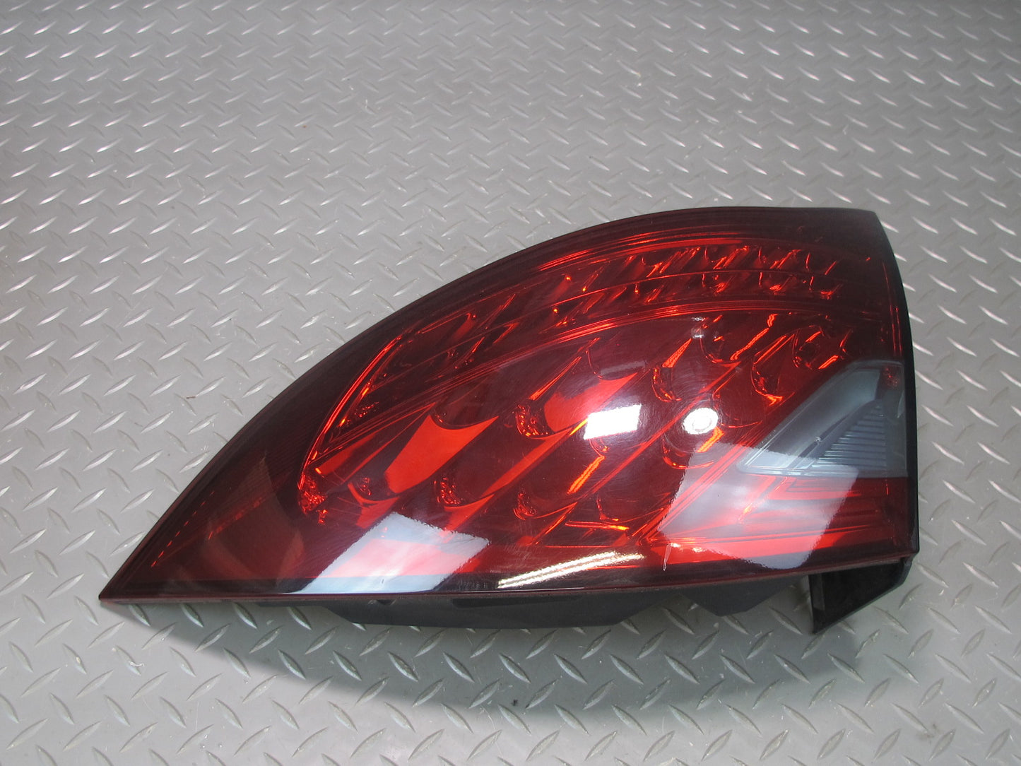 2011-2014 Porsche Cayenne 958 Rear Right Passenger Side Outer Tail Light Lamp