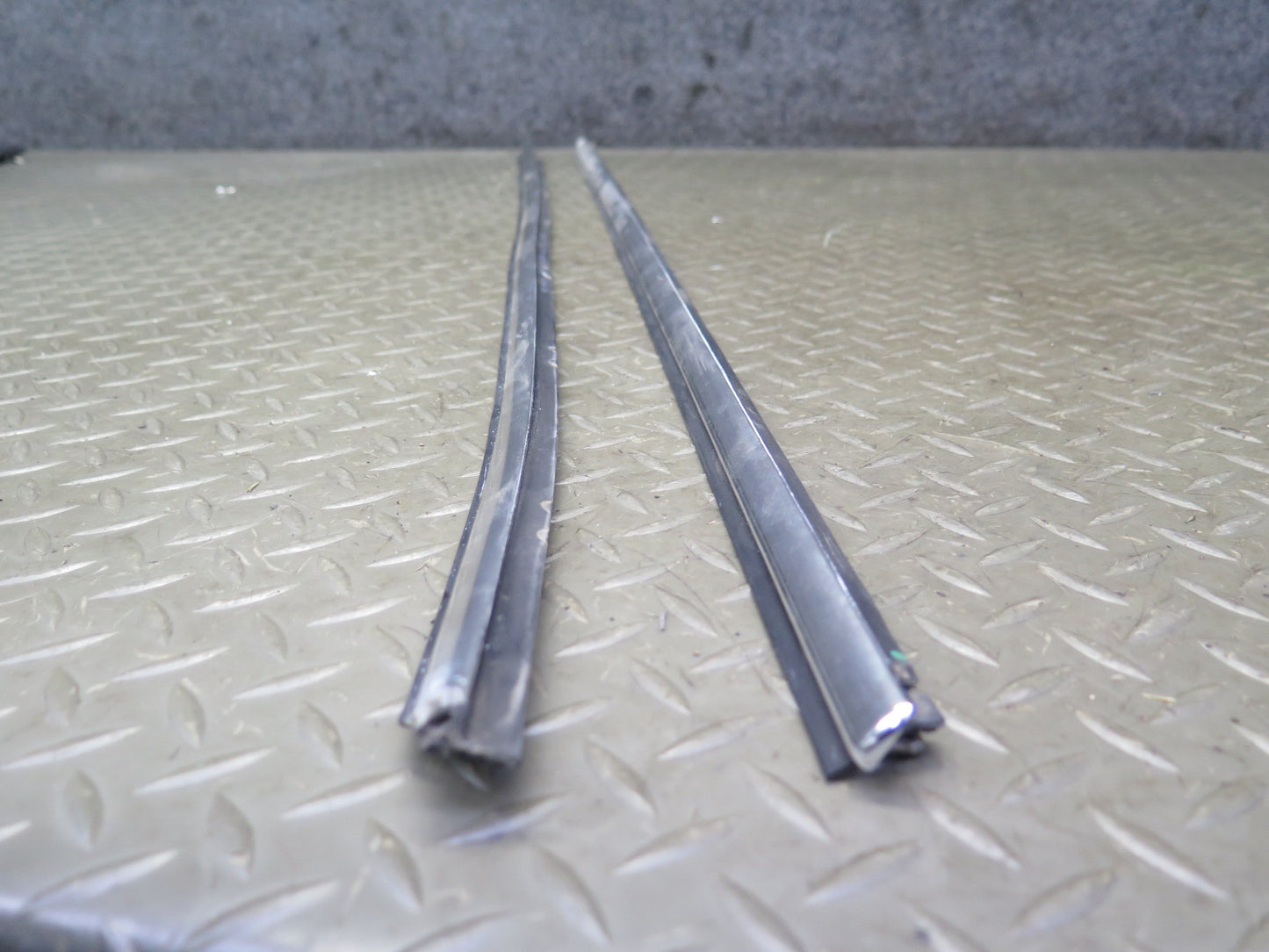 01-06 BMW E46 330ci Convert Set of 2 Door Weatherstrip Molding Trim Chrome OEM